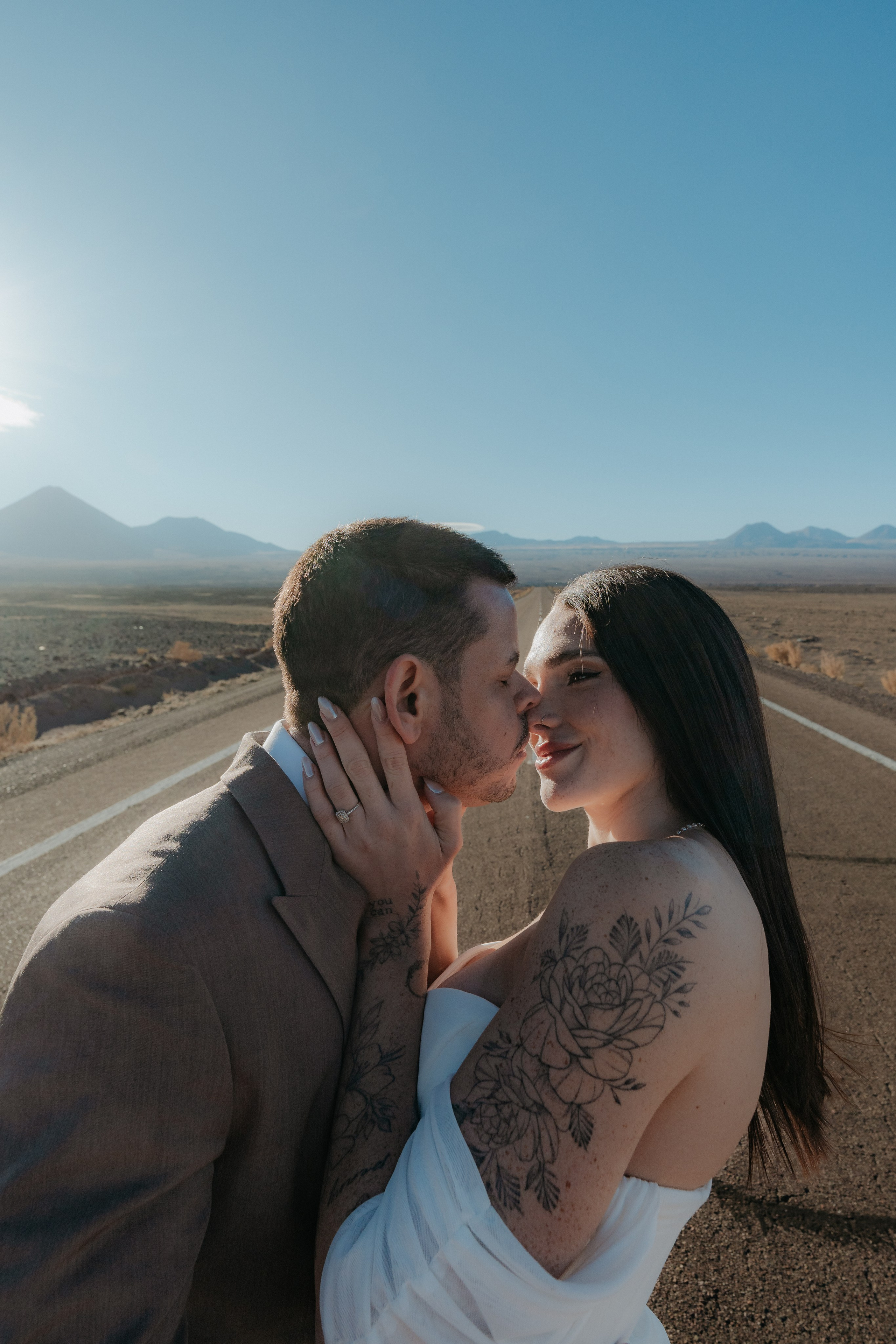 Pre-wedding no mirante do vulcão Licancabur. Photographer in San Pedro de Atacama