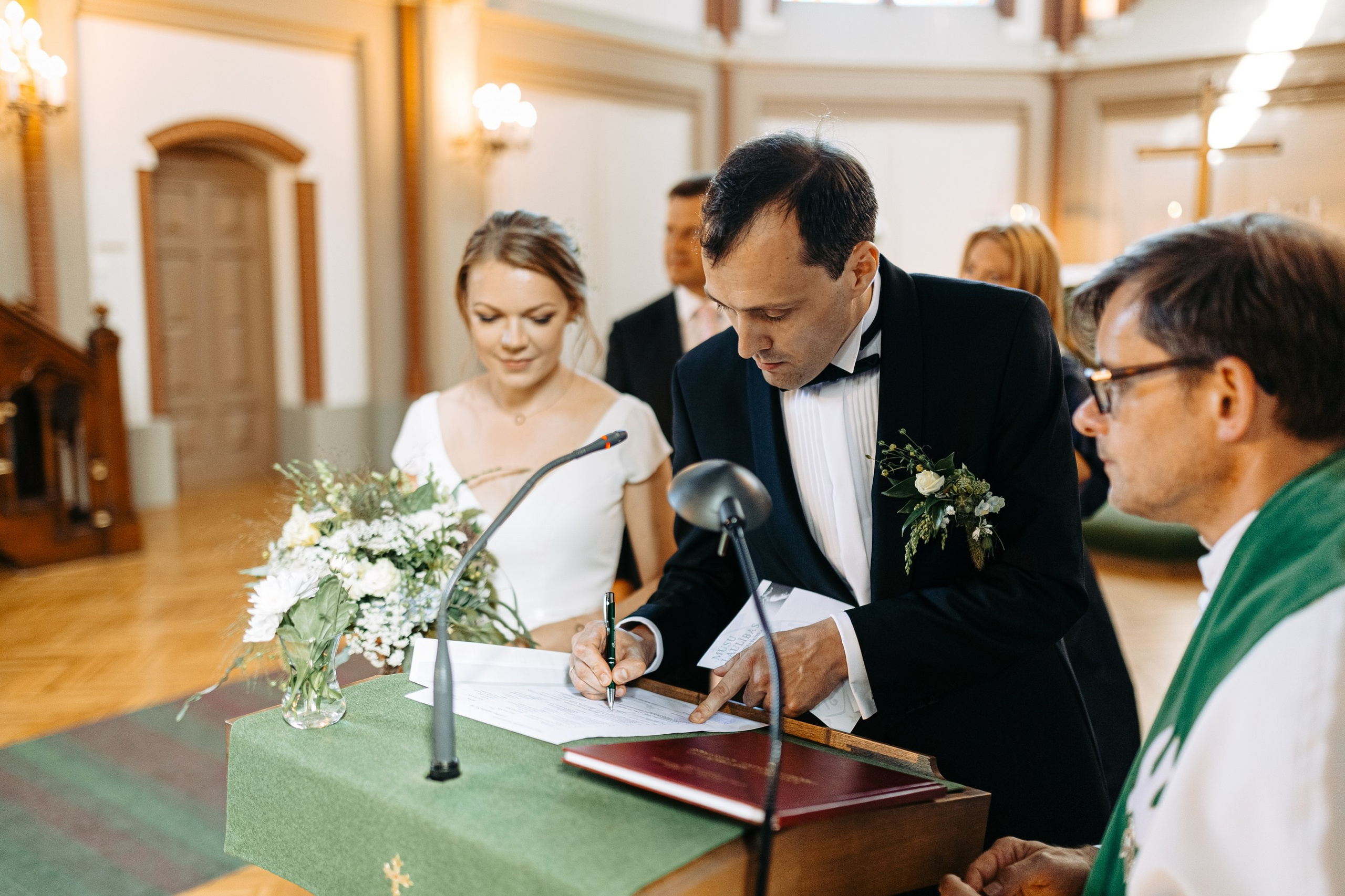 DIEVS SIRDĪ UN VĒJŠ MATOS