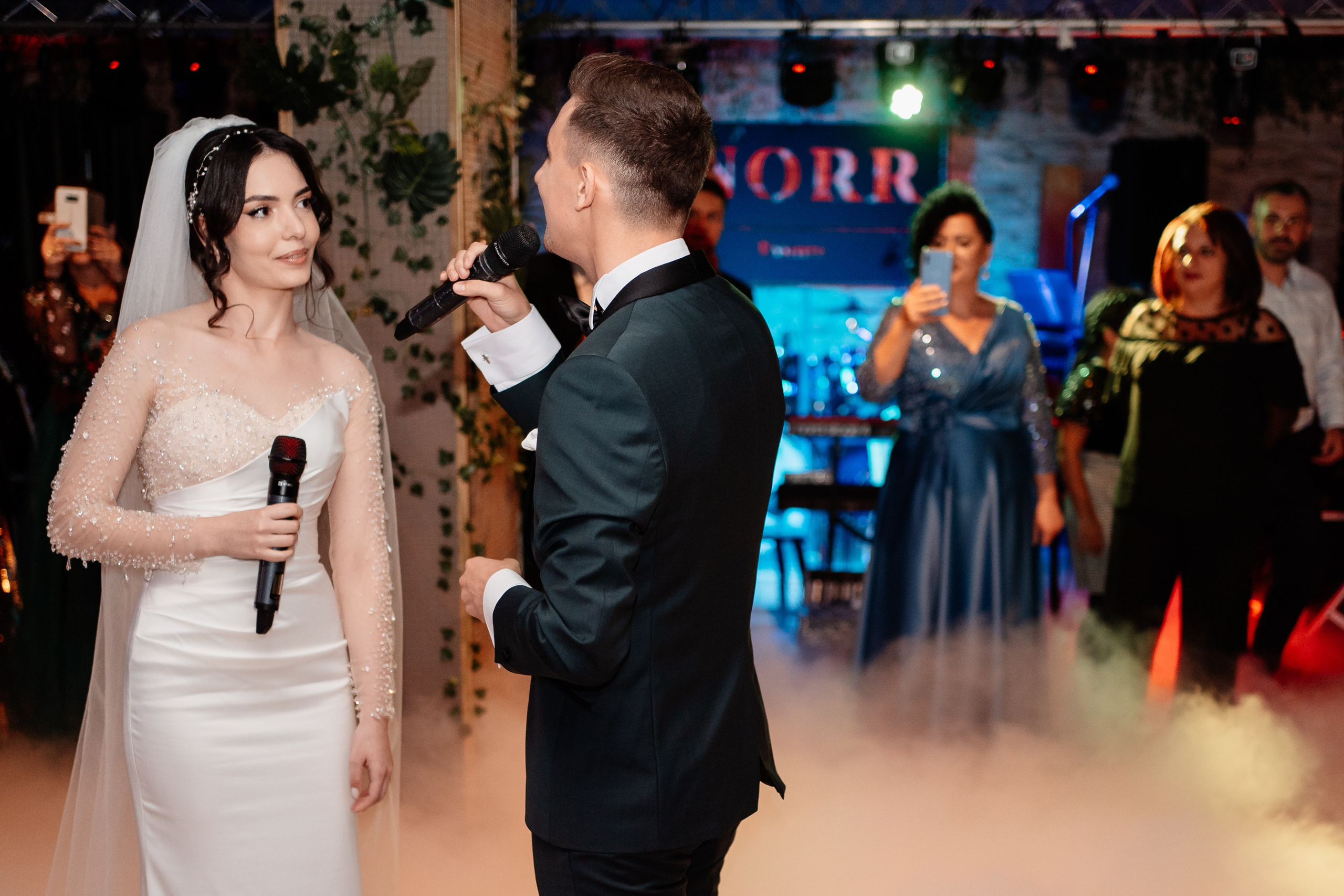 Moment emoționant între miri în ziua nunții, surprins într-un cadru natural și romantic, la Drobeta Turnu Severin. Fotografie de nuntă profesională, editată artistic pentru a evidenția emoția și eleganța evenimentului.