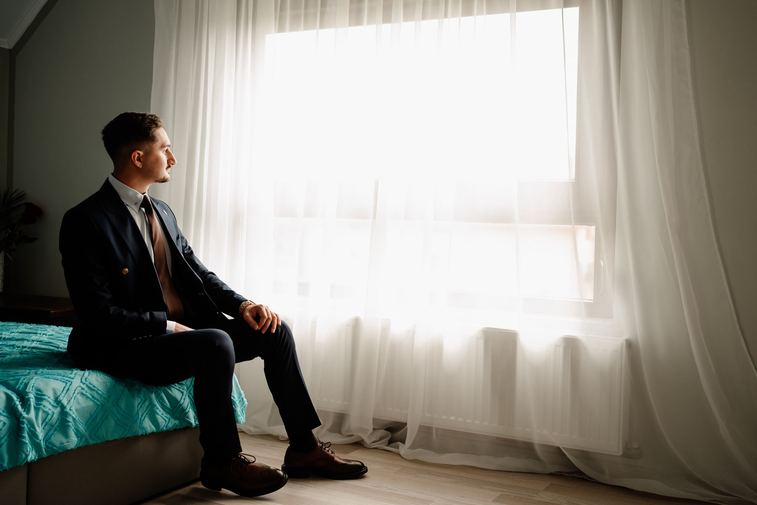 Moment emoționant între miri în ziua nunții, surprins într-un cadru natural și romantic, la Reina Events. Fotografie de nuntă profesională, editată artistic pentru a evidenția emoția și eleganța evenimentului.