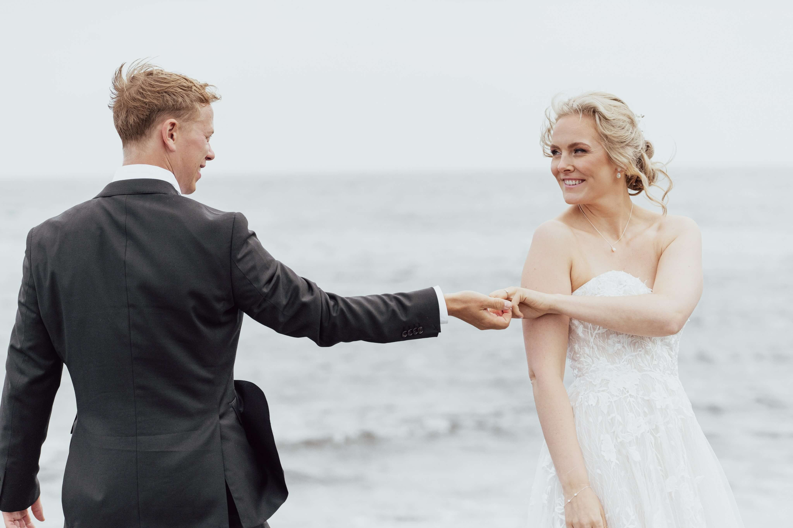 bryllupsfotograf Langesund, brudepar danser på stranda