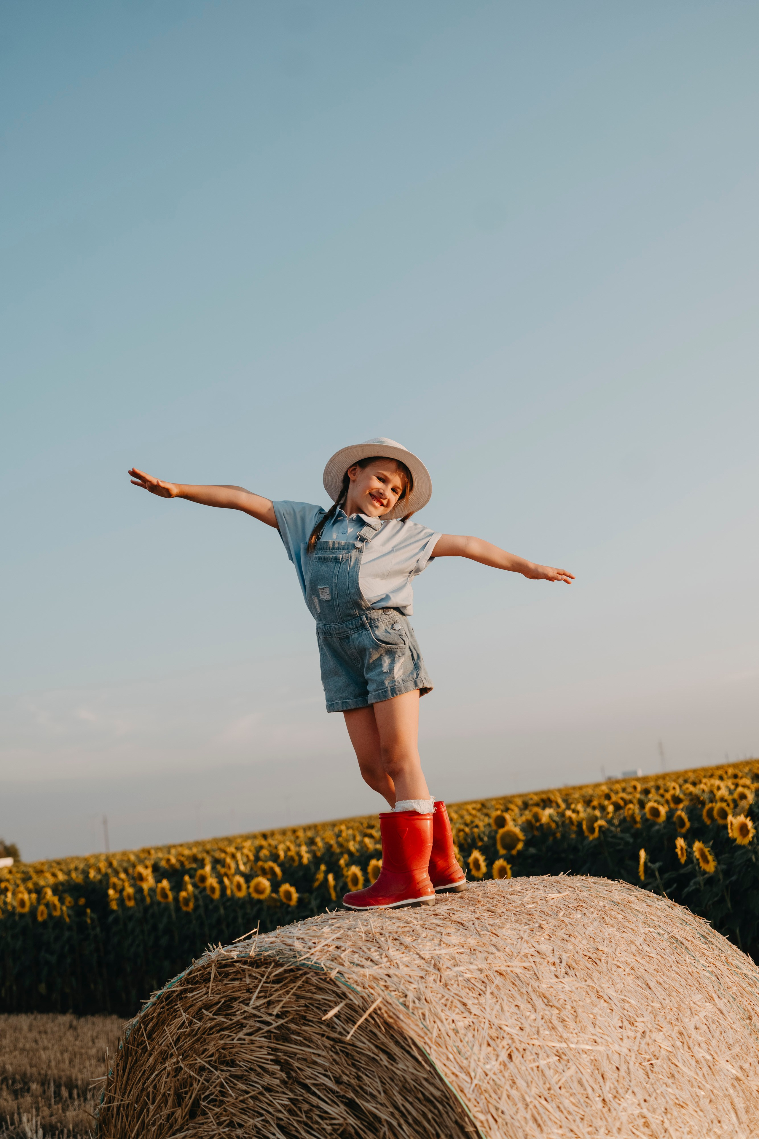 Letnje fotografisanje u polju suncokreta i sena. Deciji i porodicni fotograf u Beogradu Oksana Skendzic