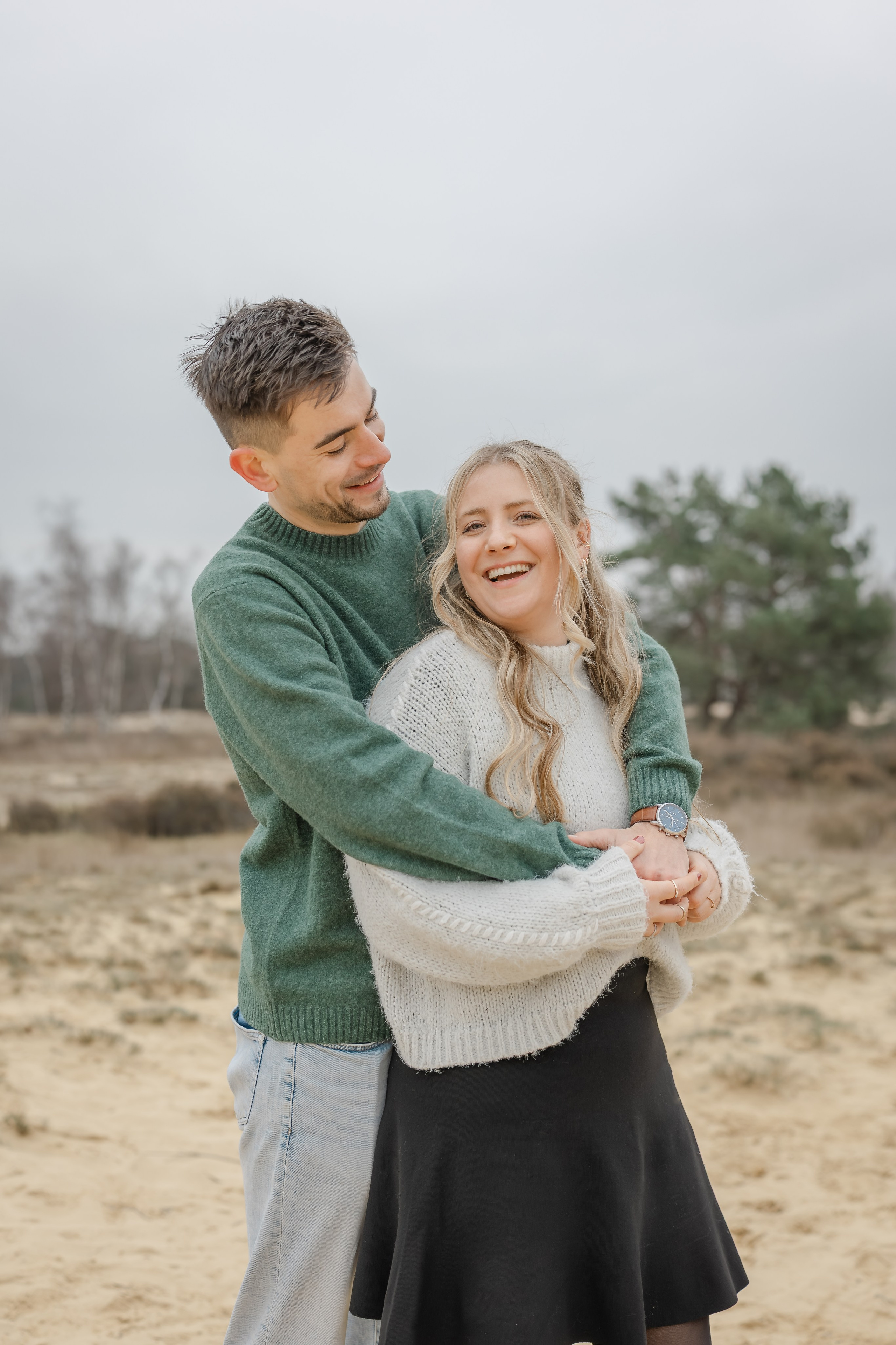 Kapture Fotografie - Romantische koppelshoot van een verliefd stel tijdens een fotosessie in natuurlijk licht.
