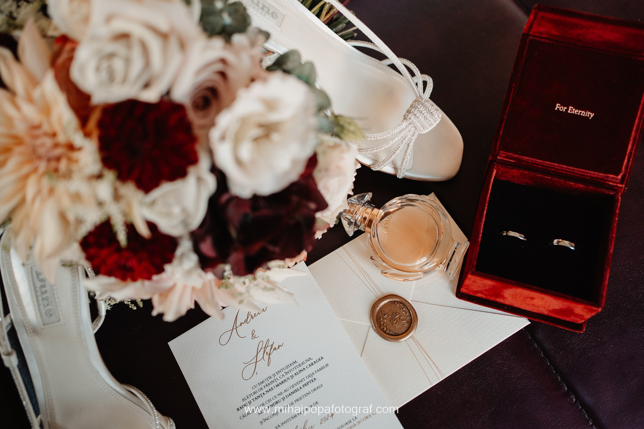 Moment emoționant între miri în ziua nunții, surprins într-un cadru natural și romantic, la Daimon Events. Fotografie de nuntă profesională, editată artistic pentru a evidenția emoția și eleganța evenimentului.