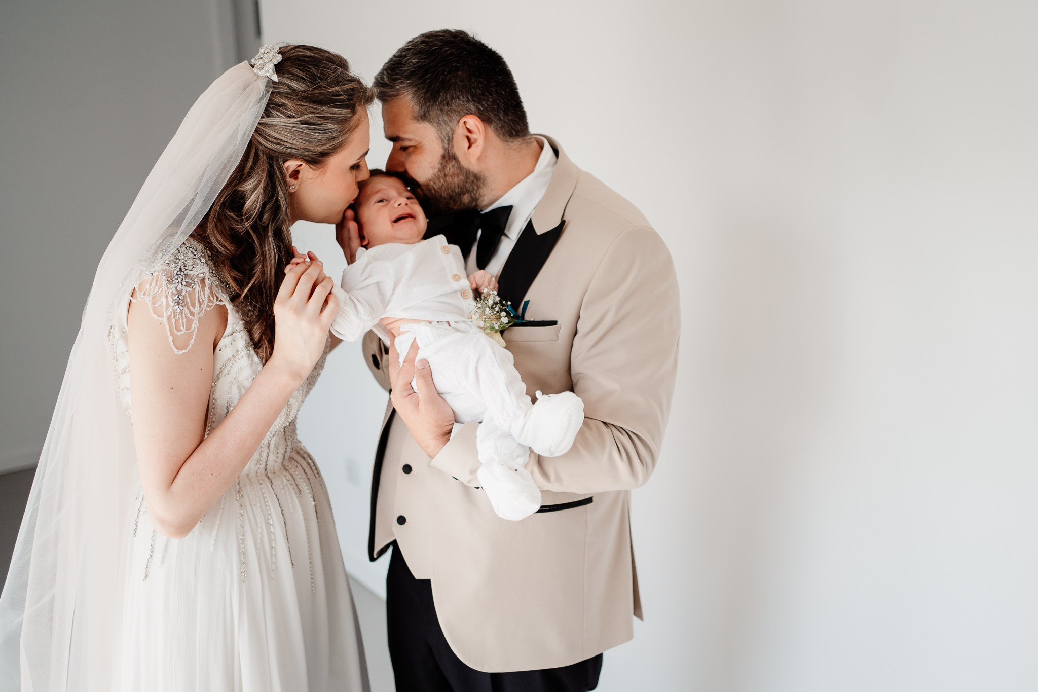 Moment emoționant între miri în ziua nunții, surprins într-un cadru natural și romantic, la Grădina Lahovari. Fotografie de nuntă profesională, editată artistic pentru a evidenția emoția și eleganța evenimentului.