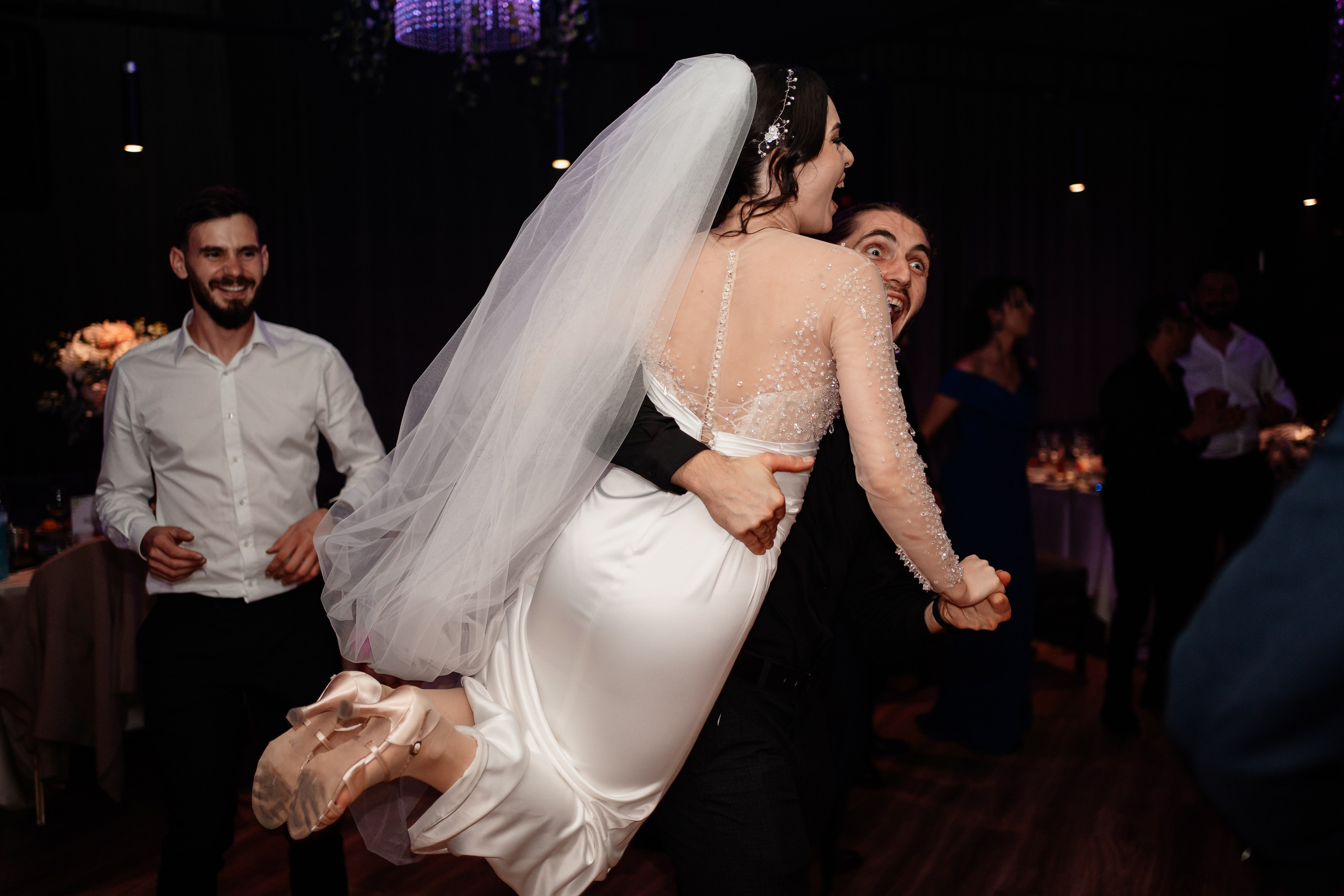 Moment emoționant între miri în ziua nunții, surprins într-un cadru natural și romantic, la Drobeta Turnu Severin. Fotografie de nuntă profesională, editată artistic pentru a evidenția emoția și eleganța evenimentului.