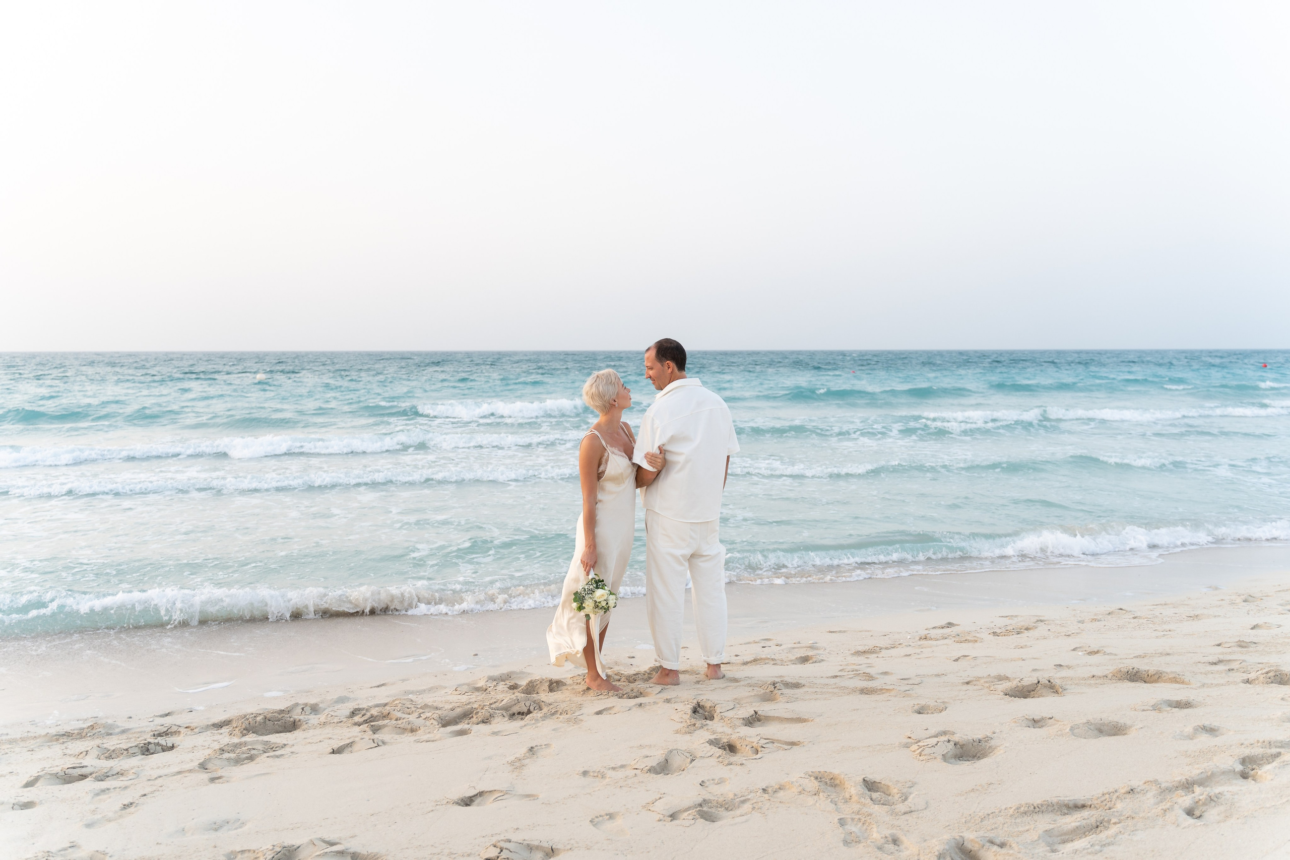 Предсвадебная фотосессия на пляже. Фотограф в Абу Даби Марина