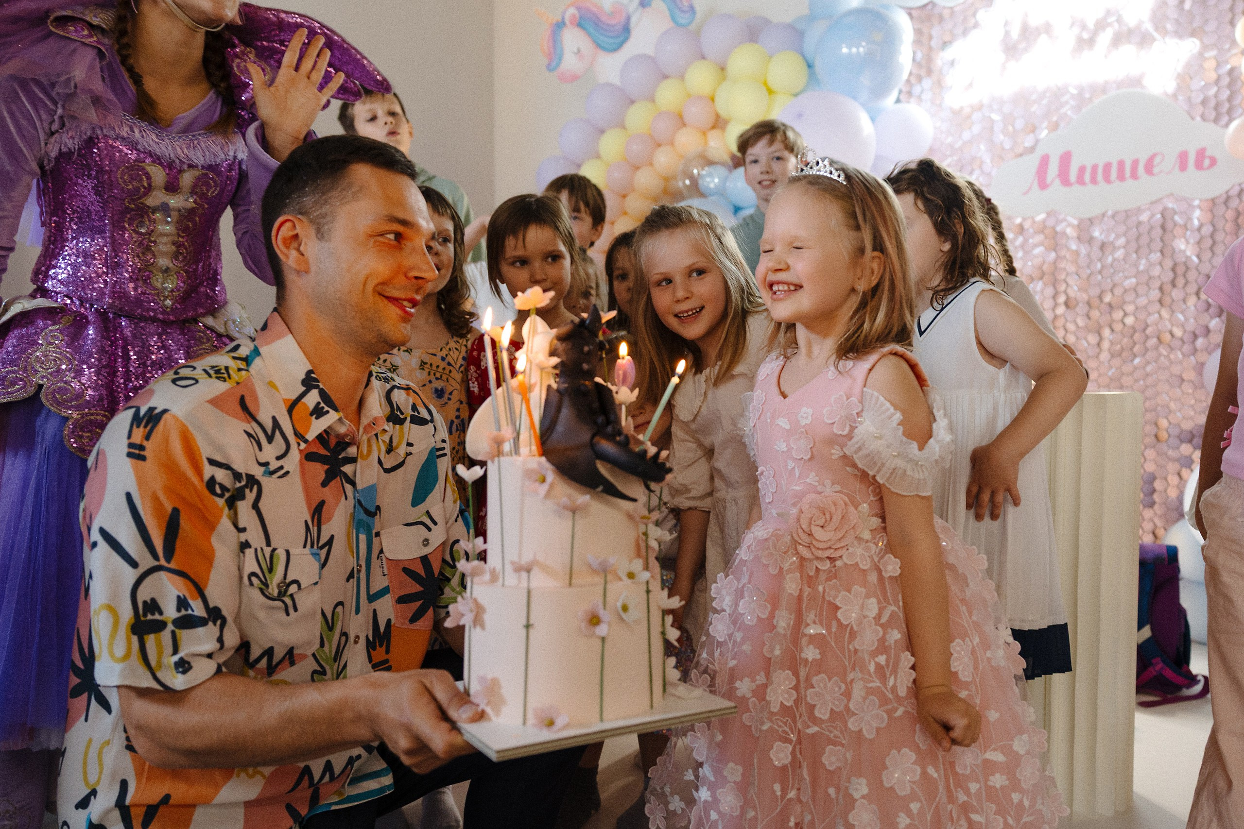 Фотосъёмка детского дня рождения 6 лет — Беззубик, Единорог и волшебная комната с Лабубу. Евгений Тимофеев | Свадебный и контент-фотограф и видеограф в Риге