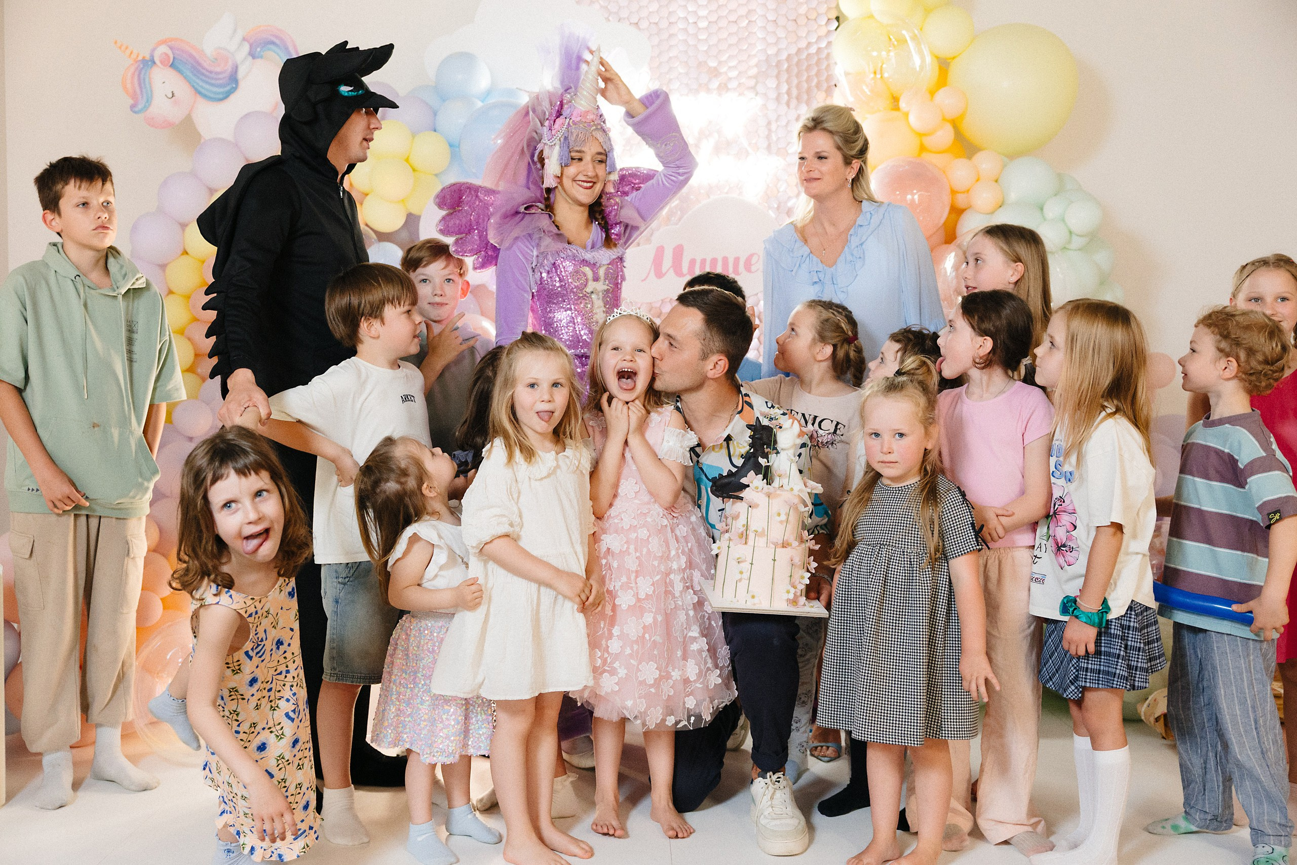 Фотосъёмка детского дня рождения 6 лет — Беззубик, Единорог и волшебная комната с Лабубу. Евгений Тимофеев | Свадебный и контент-фотограф и видеограф в Риге