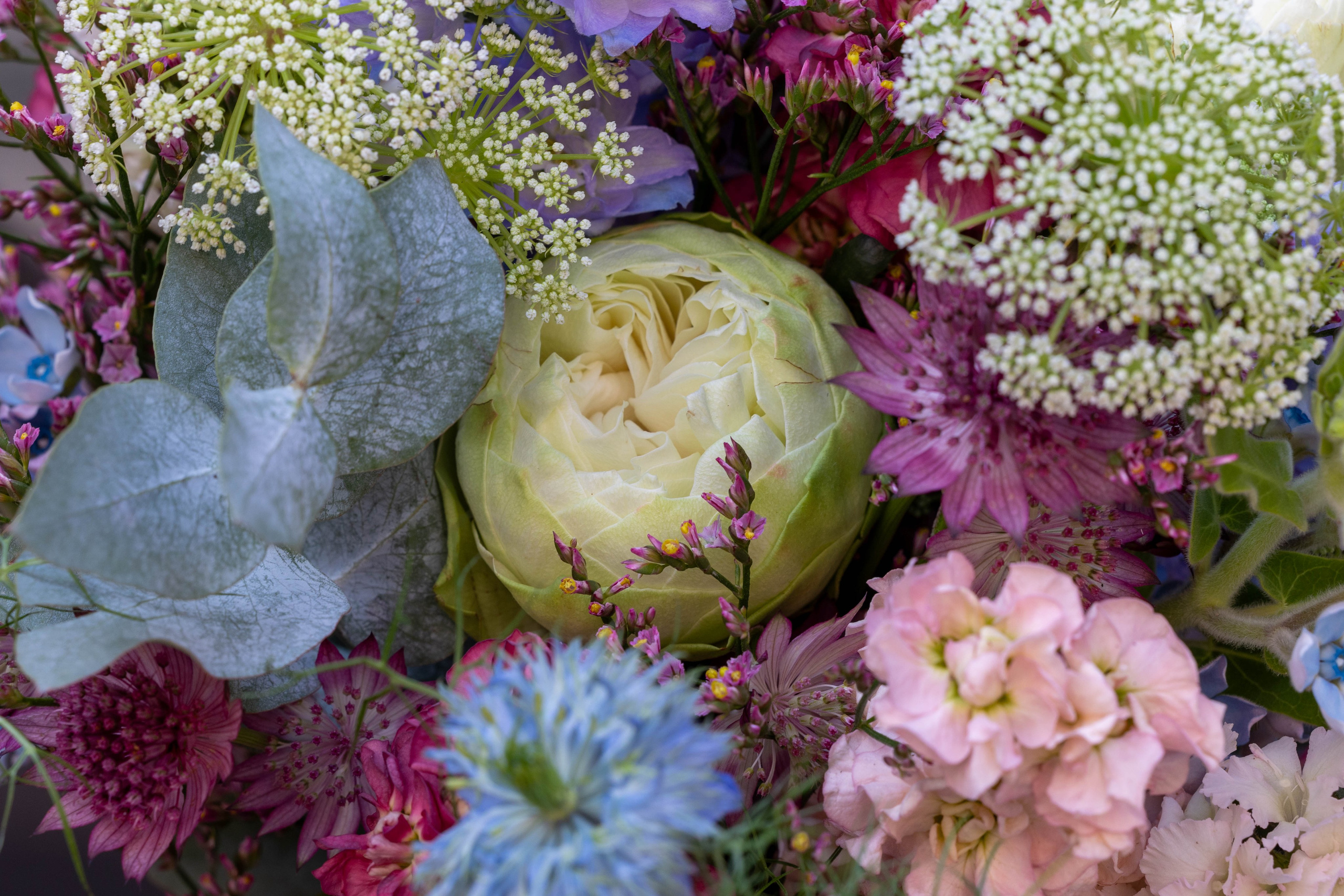 Det vil være os en ære at lave brudebuketten til jeres helt specielle dag. Akropolis blomster tager altid højde for jeres ønsker og de blomster, årstiden har at byde på. Ring til Akropolis Blomster for spørgsmål eller kom forbi til en snak. Vi laver både håndbundne brudebuketter og stukkede i bridie.