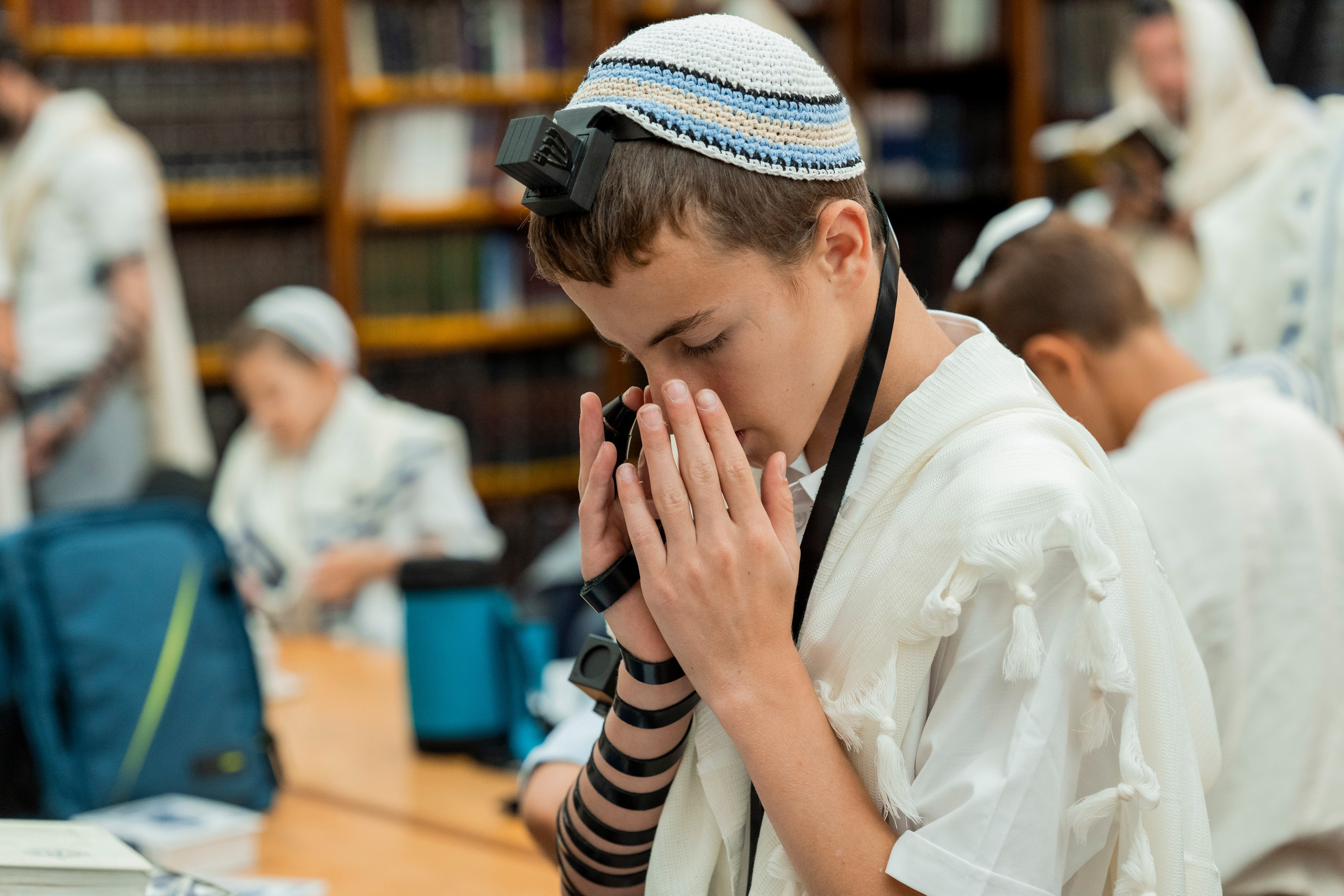 הנחת התפילין רפאל לוי. יוסף מזרחי צילום חתונה, ברית וזוגיות. צלם מקצועי שאוהב להוציא אתכם הכי יפים ברגעים הכי מרגשים