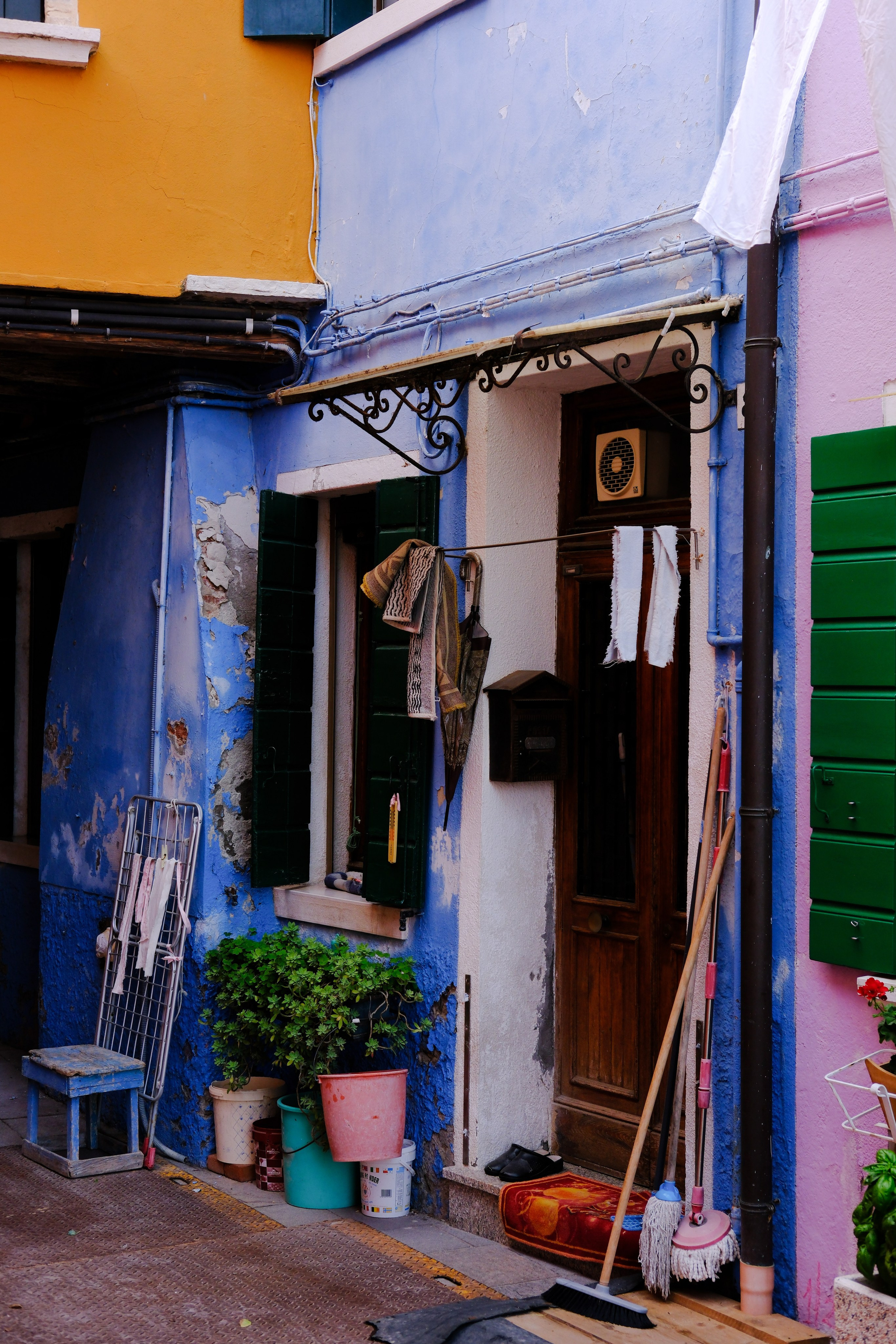 Italy. Look Around You