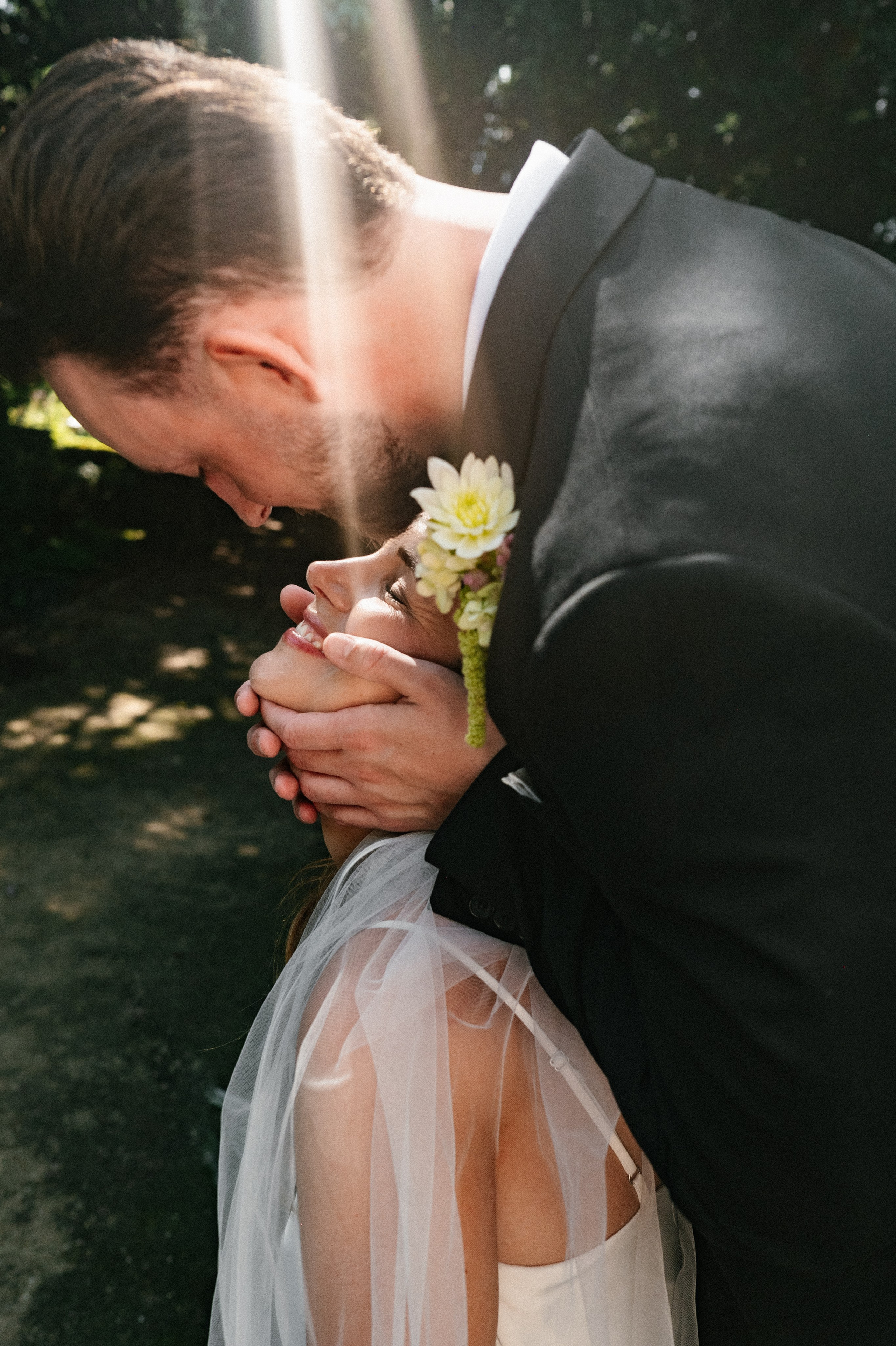Umgestelltes, entspanntes Fotoshooting des Brautpaares in der nähe von Düsseldorf
