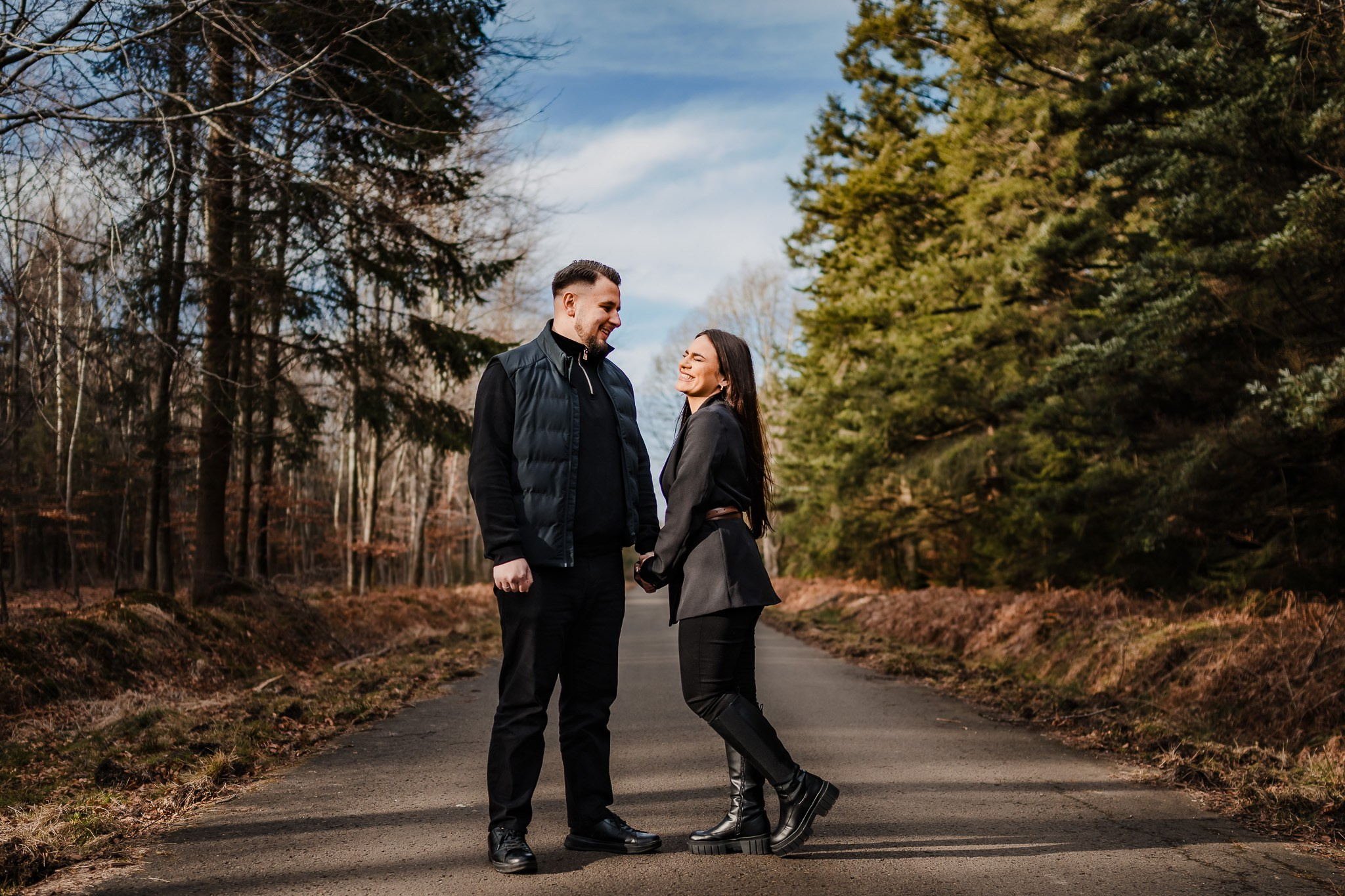 Ședință foto de logodnă cu un cuplu, fotografie lifestyle în natură