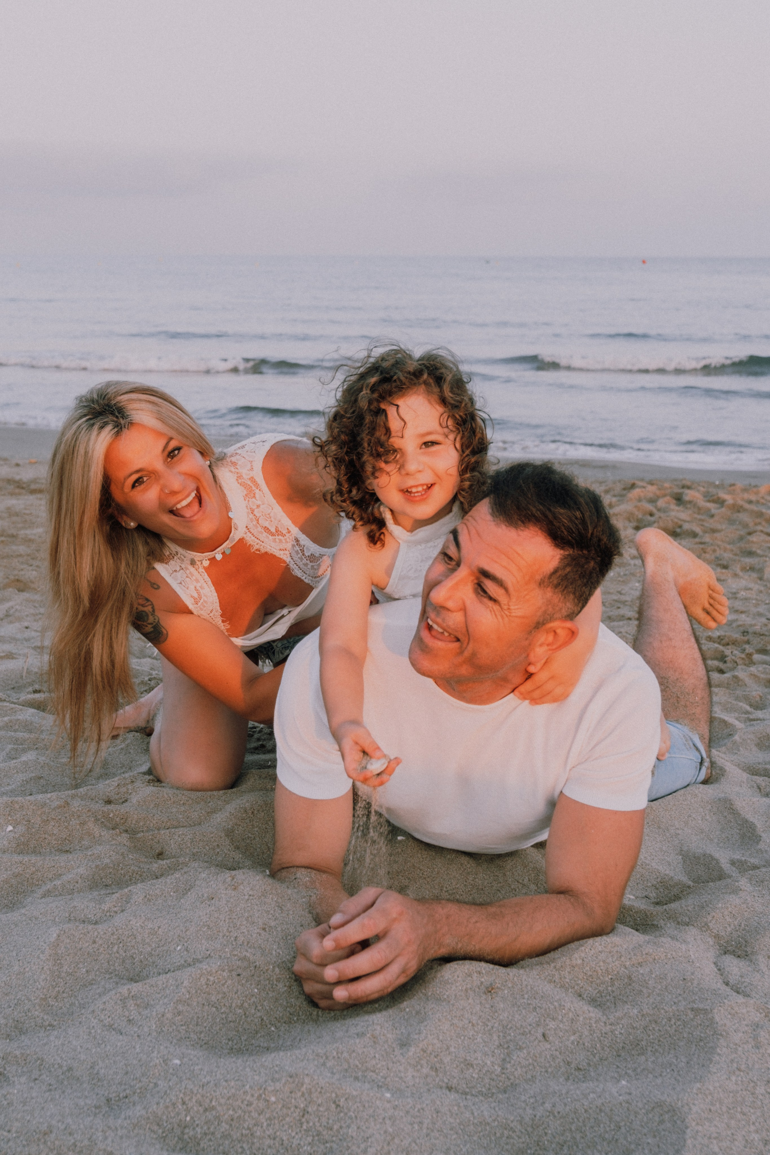 Sesión familiar en la playa. Fotografía profesional en Calafell - Elena Medvedeva