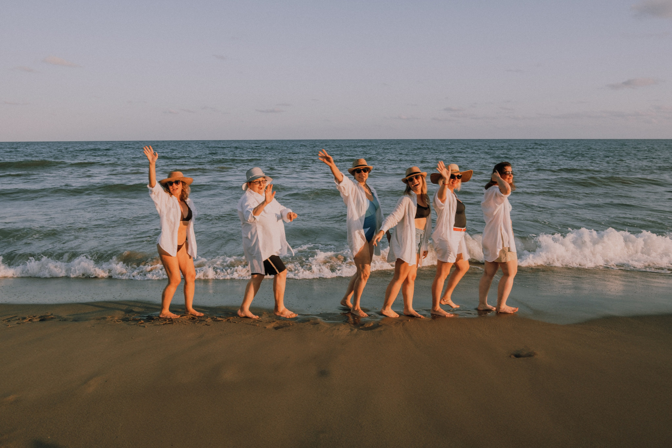Sesión de amigas en la playa. Fotografía profesional en Calafell - Elena Medvedeva