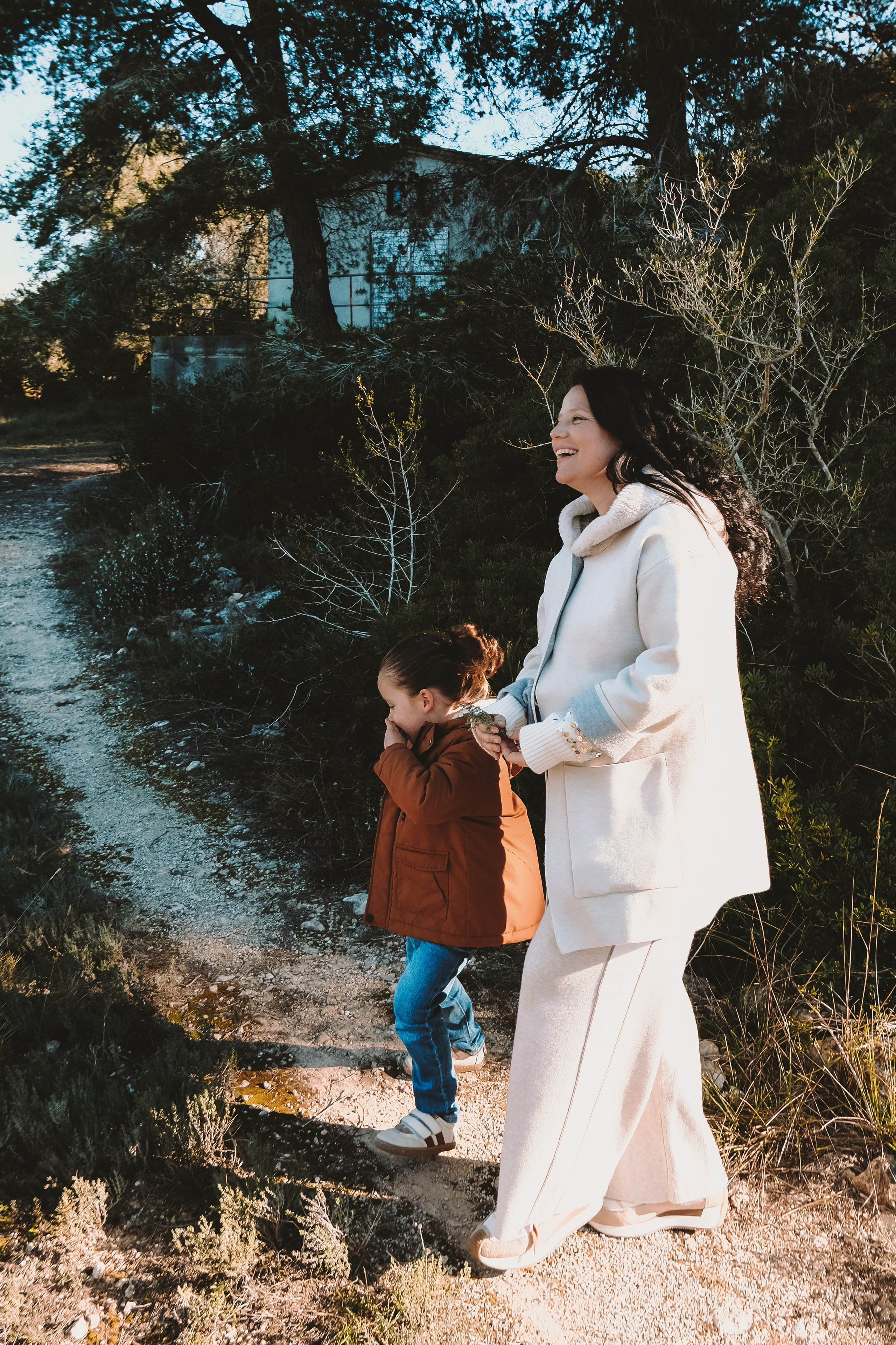 Sesión familiar embarazo. Fotografía profesional en Calafell - Elena Medvedeva