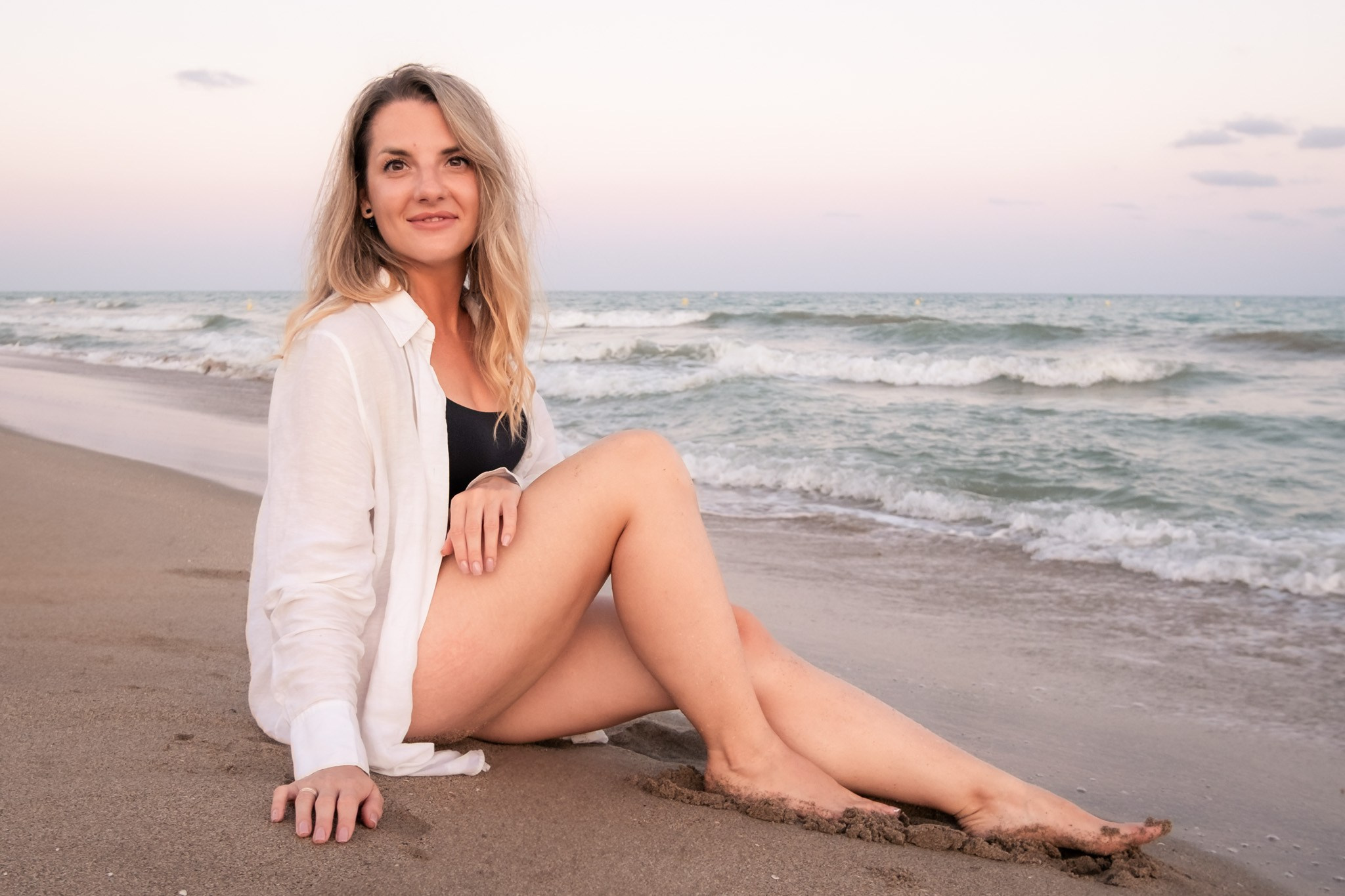 Reencuentro de amigas en la playa al atardecer. Профессиональная фотосъемка в Калафелле — Елена Медведева