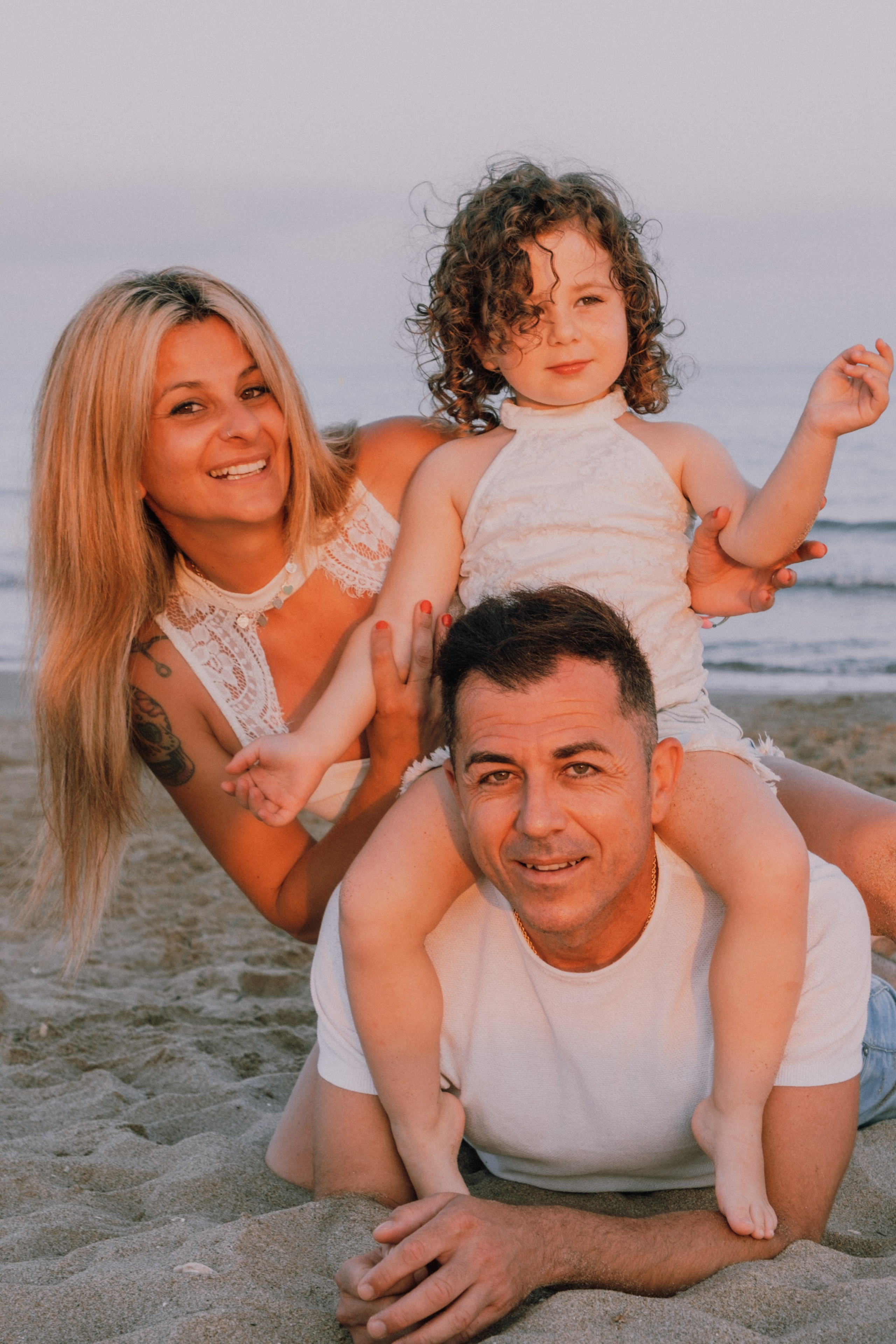 Sesión familiar en la playa. Fotografía profesional en Calafell - Elena Medvedeva