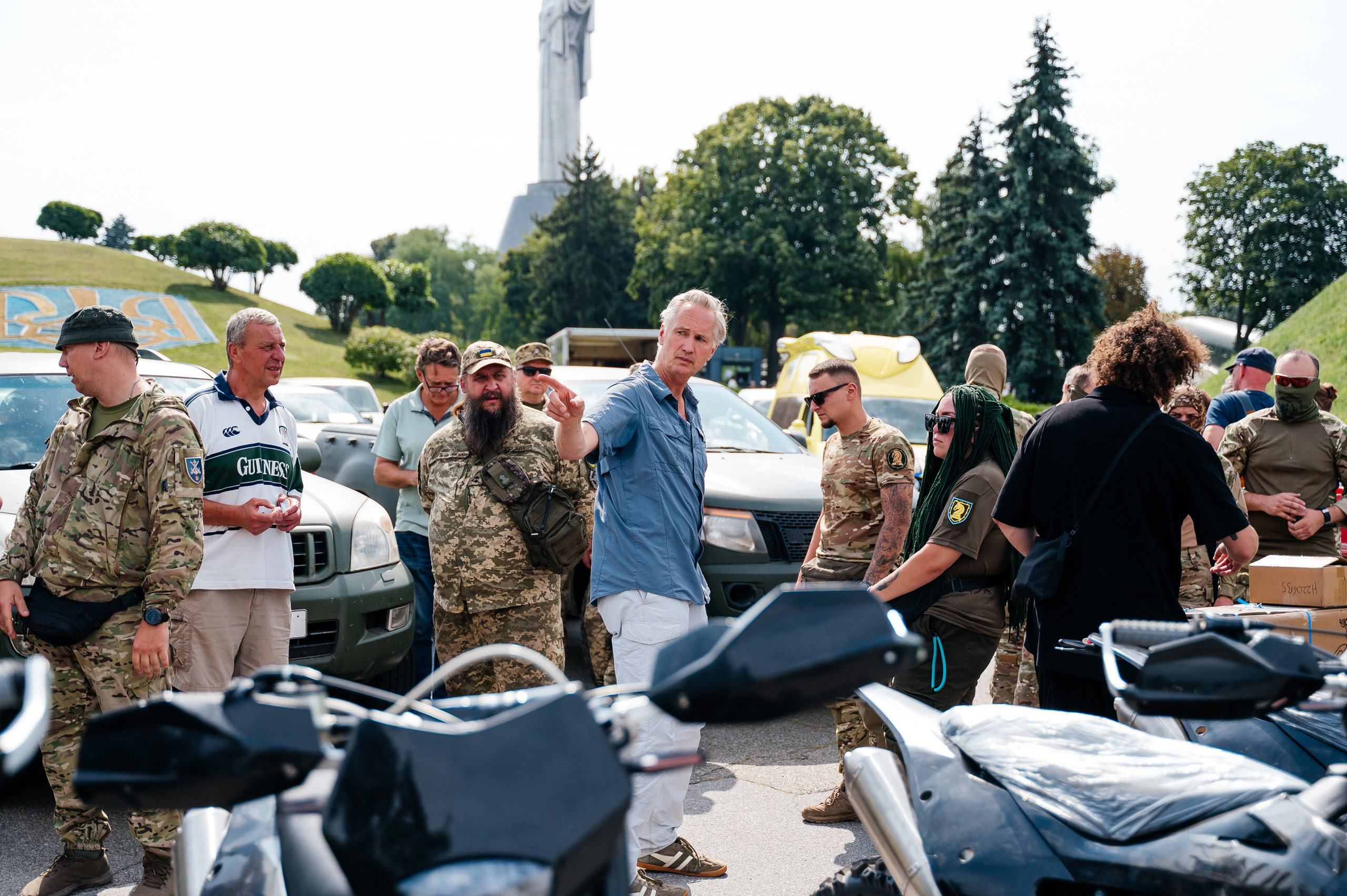 Вручення допомоги військовим. Фотограф Київ