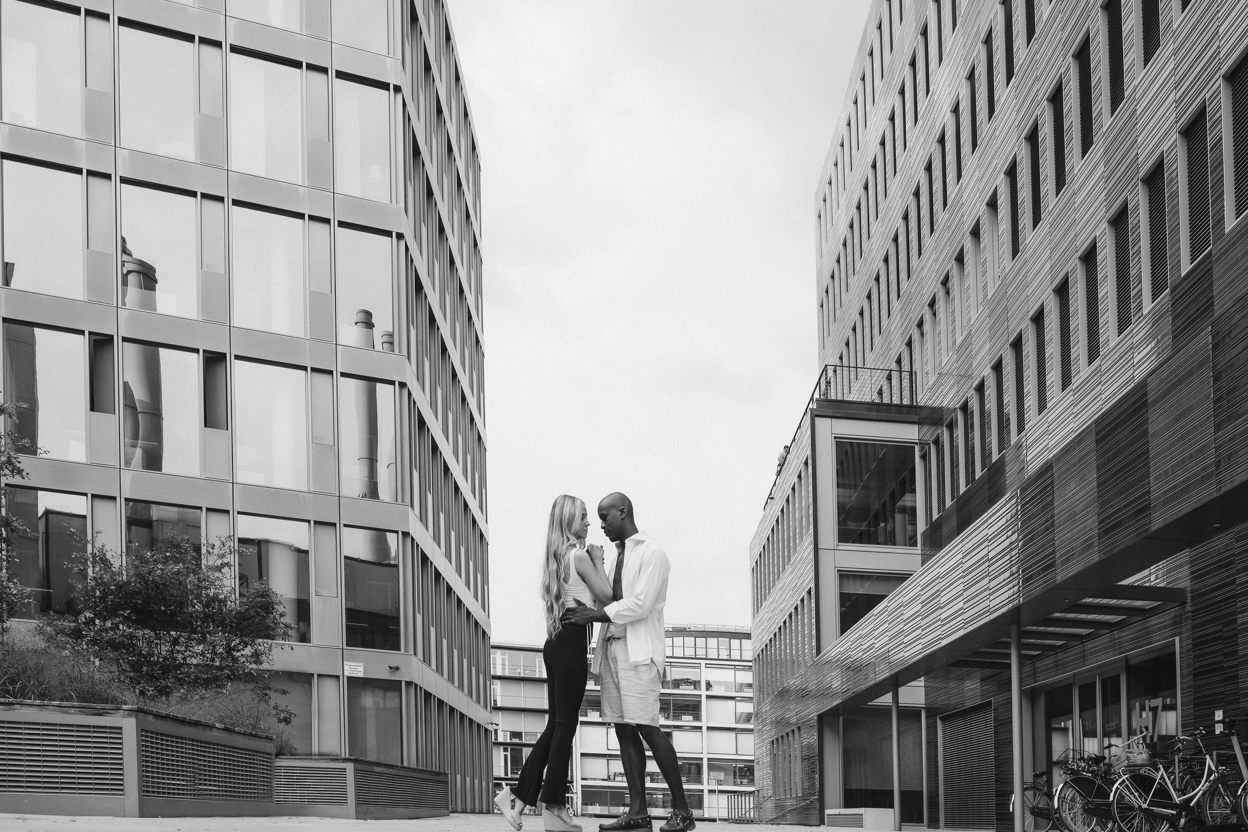 Love Story Münster Haven. Schwarz-weiß Fotografie in Münster. Fotografin Viktoria Roschen