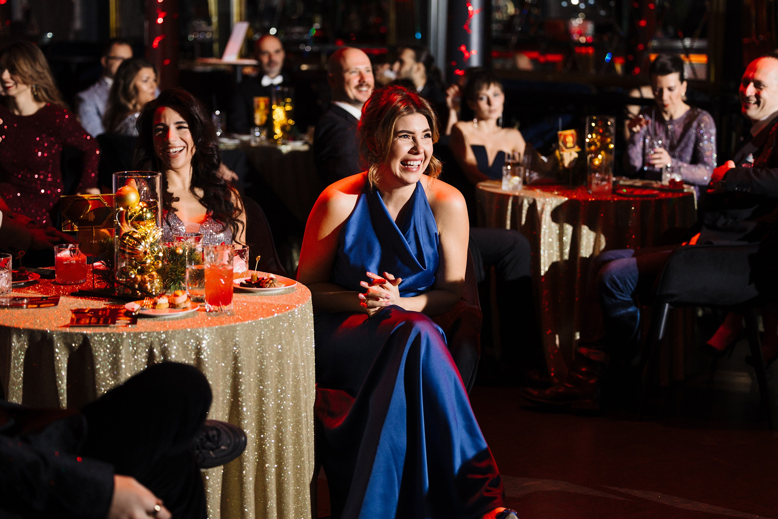 Новогодняя фотосессия в стиле «Оскар» для компаний — свет софитов и звёздные кадры. Евгений Тимофеев | Свадебный и контент-фотограф и видеограф в Риге