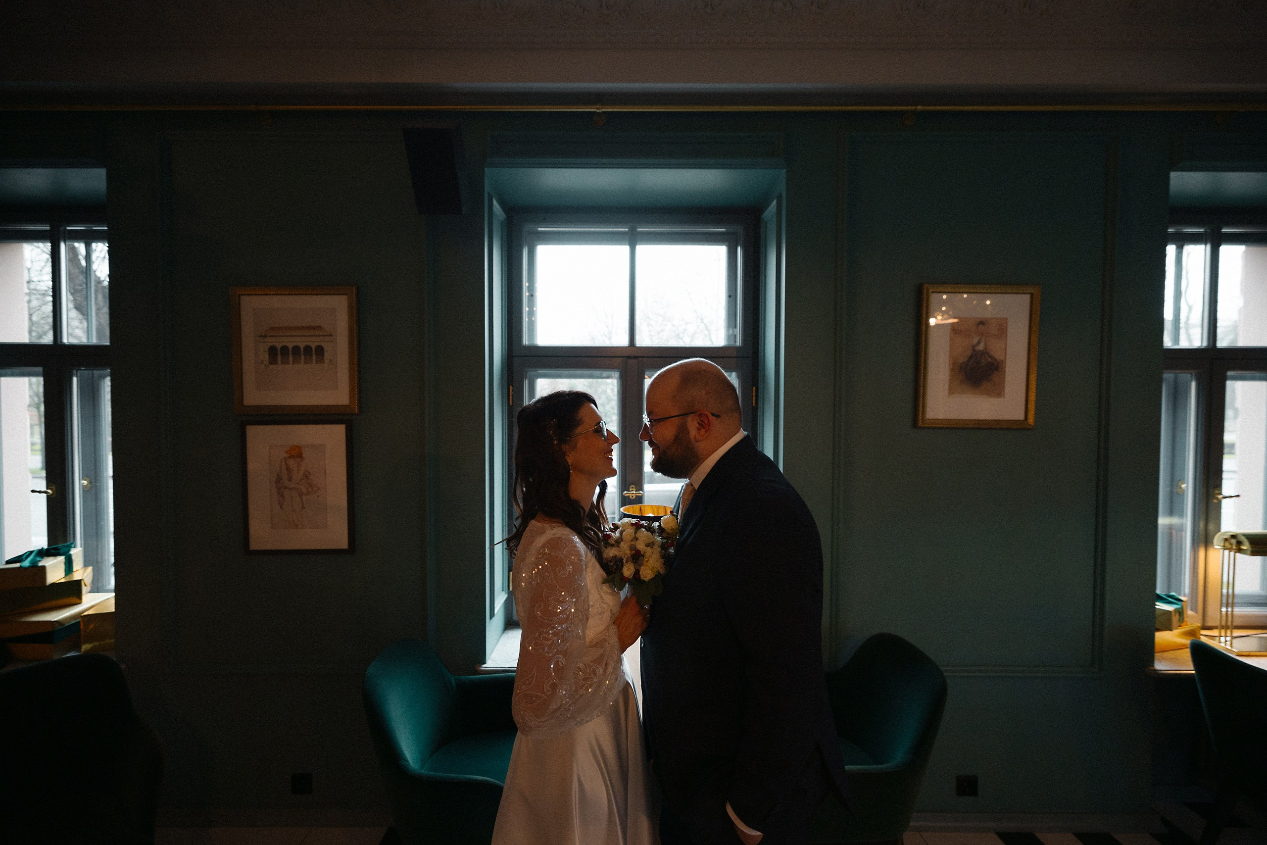 Зимняя свадебная фотосессия в музее искусств. Евгений Тимофеев | Свадебный и контент-фотограф и видеограф в Риге