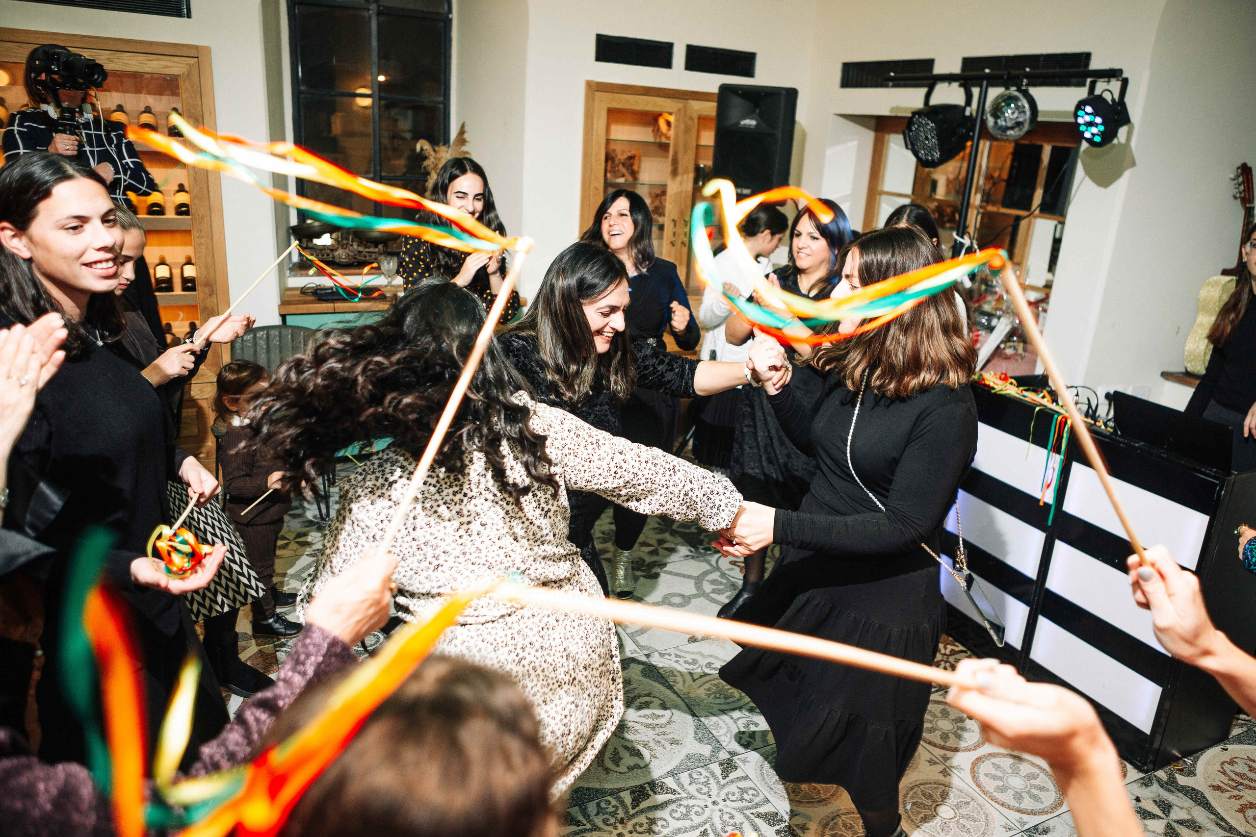 PARTY IN A RESTAURANT WITH THE WHOLE FAMILY. Https://shi-photo.com/