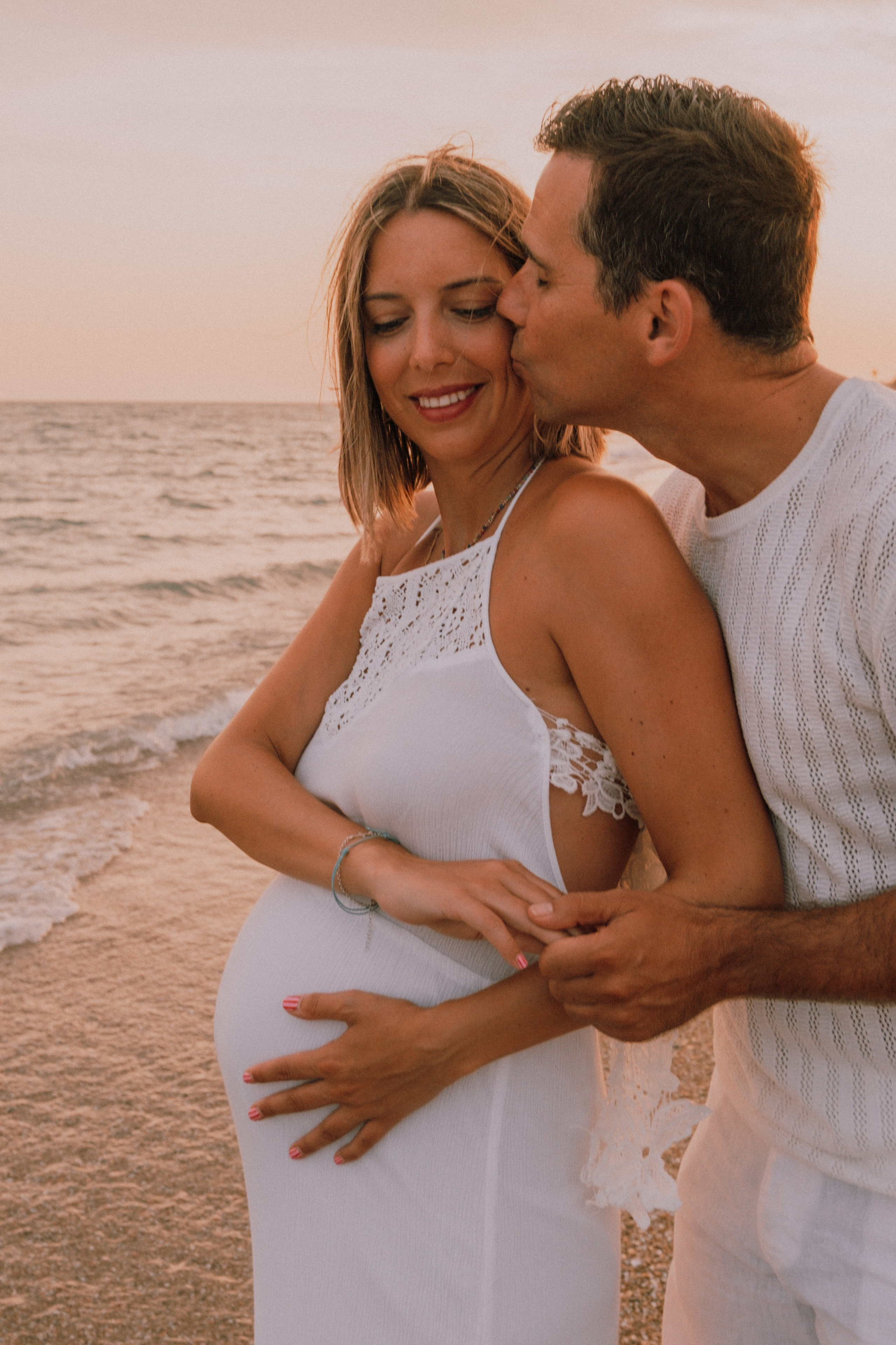 Sesión embarazo en la playa. Fotografía profesional en Calafell - Elena Medvedeva