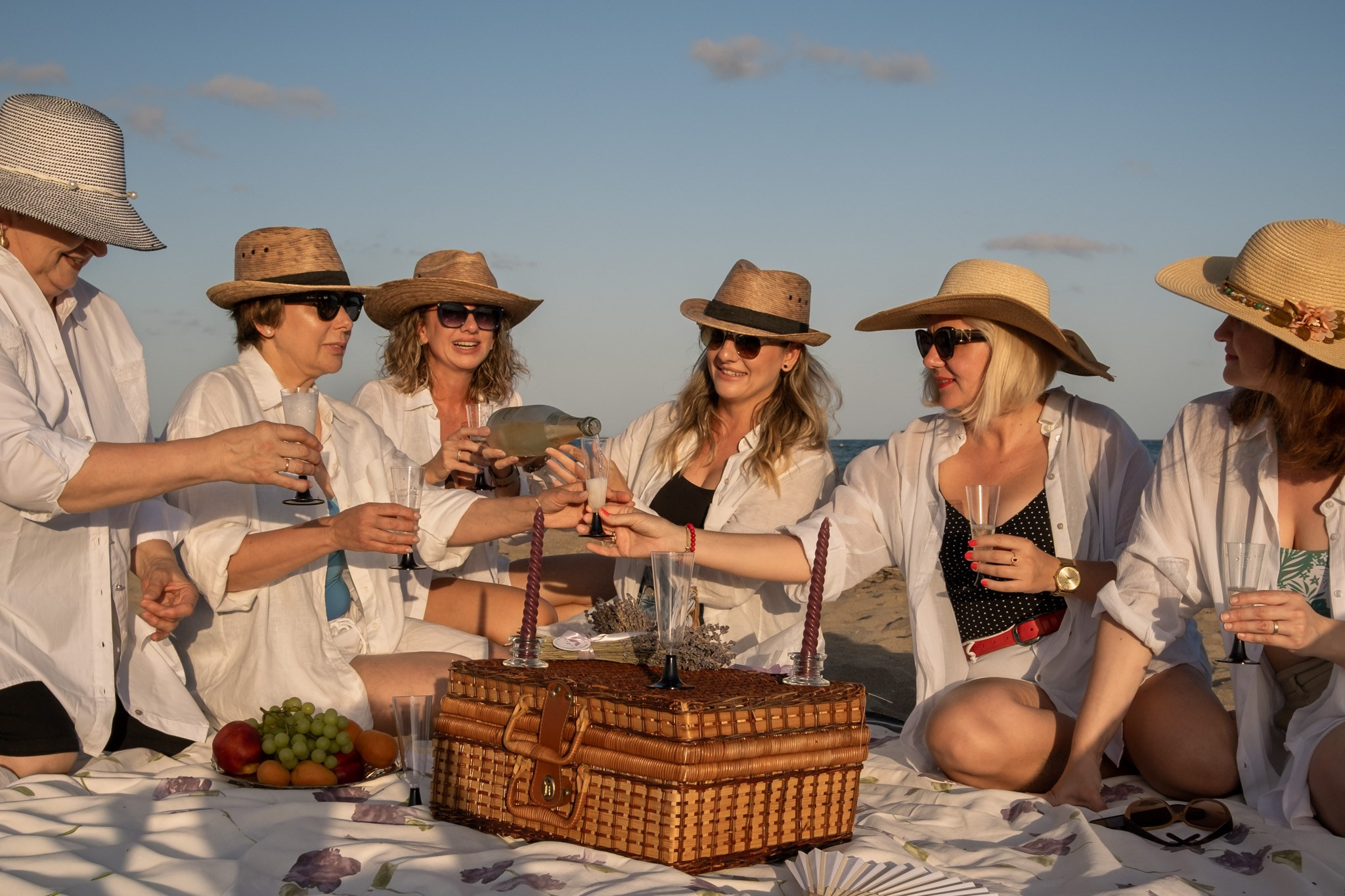 Sesión de amigas en la playa. Fotografía profesional en Calafell - Elena Medvedeva