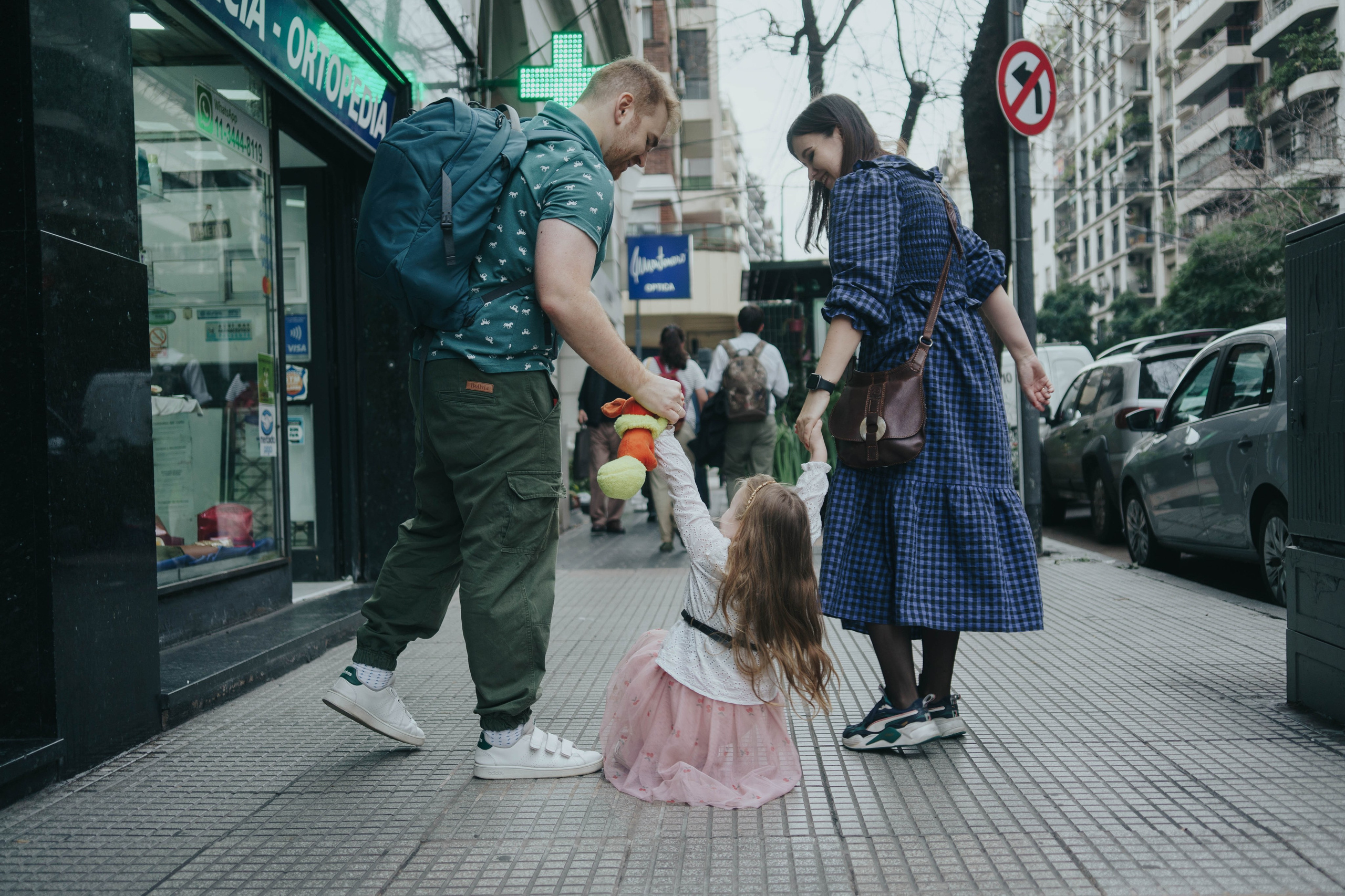 Family photo shoot. Buenos Aires. Photographer @elmirkami in the city of Buenos Aires