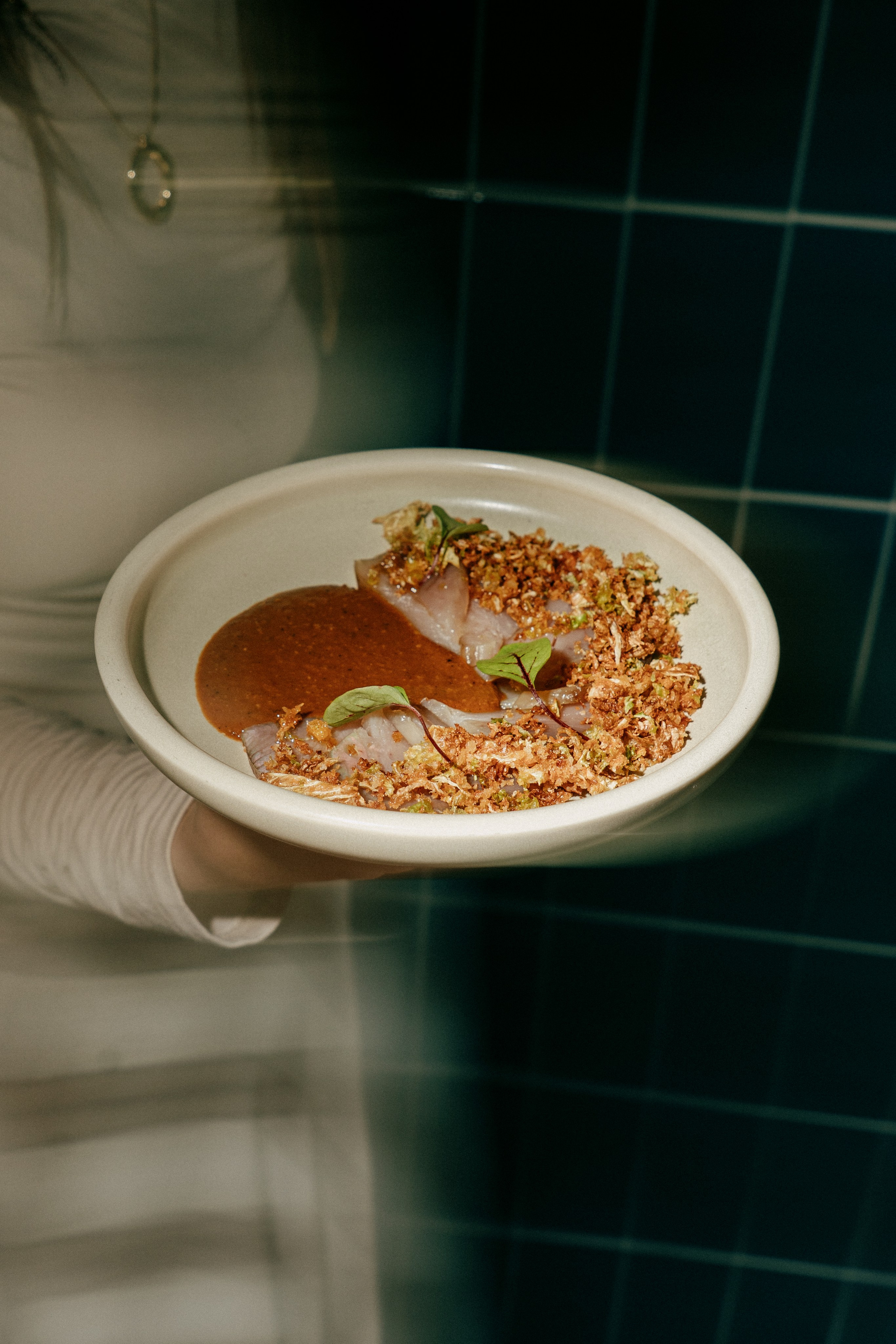 Menú de Navidad completo en mesa con decoración festiva de restaurante local en Barcelona.