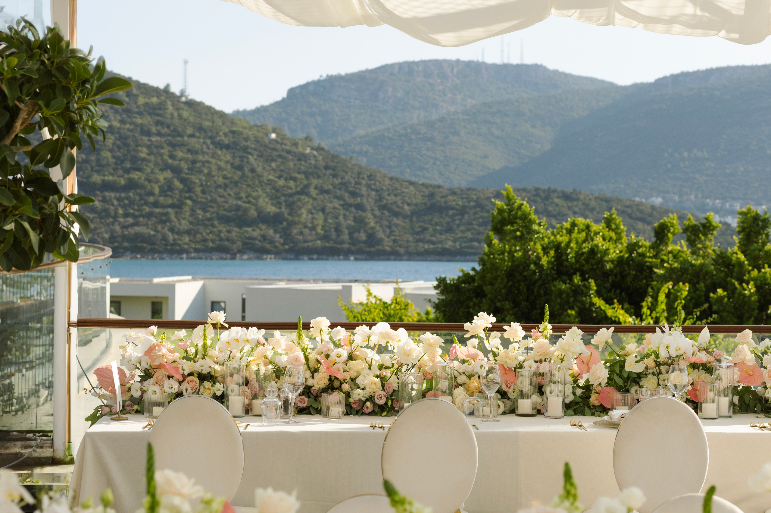 Luxury wedding table decoration with white and blush flowers at Susona Bodrum