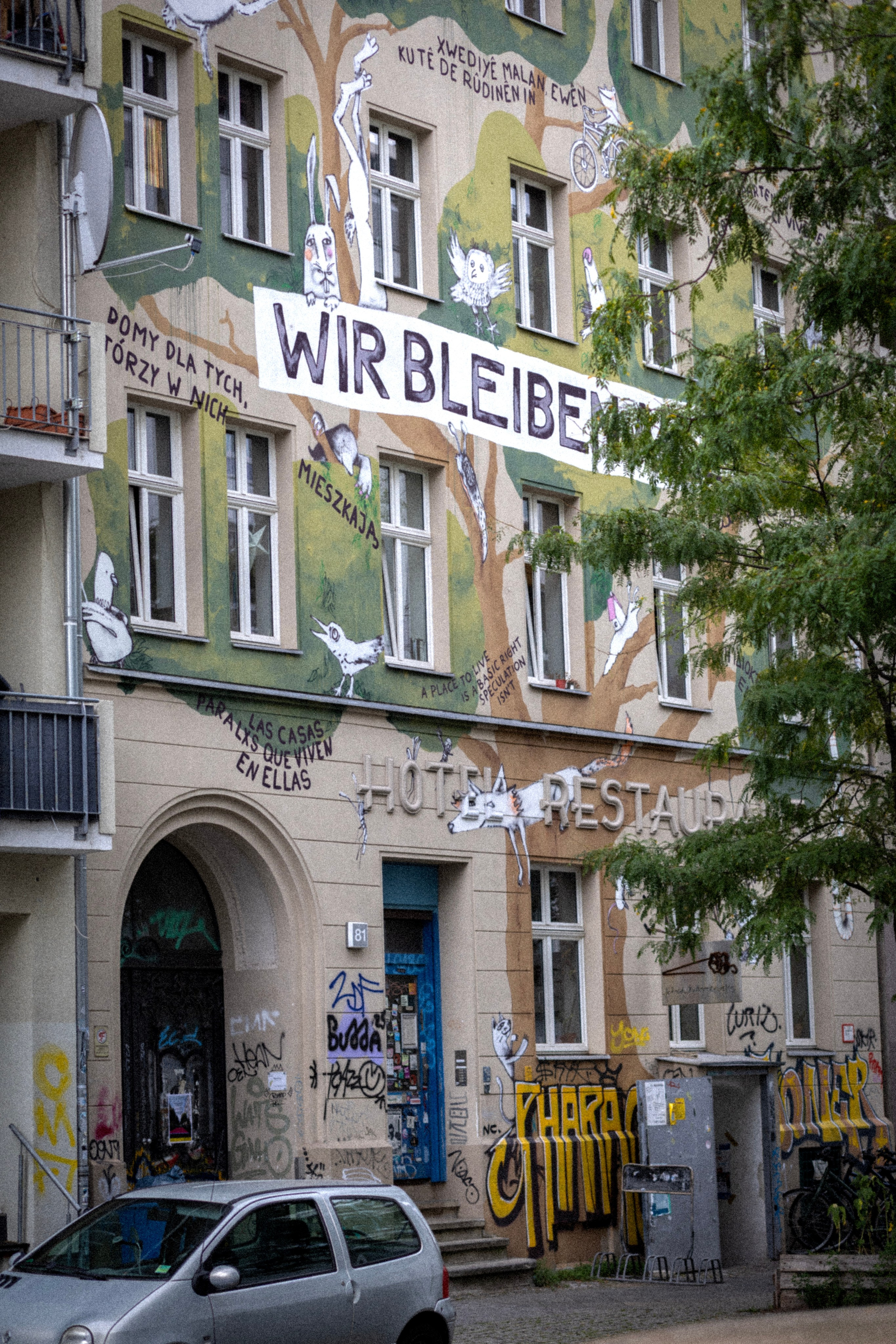 Berliner Mischung (in Farbe). BNW Around Photography