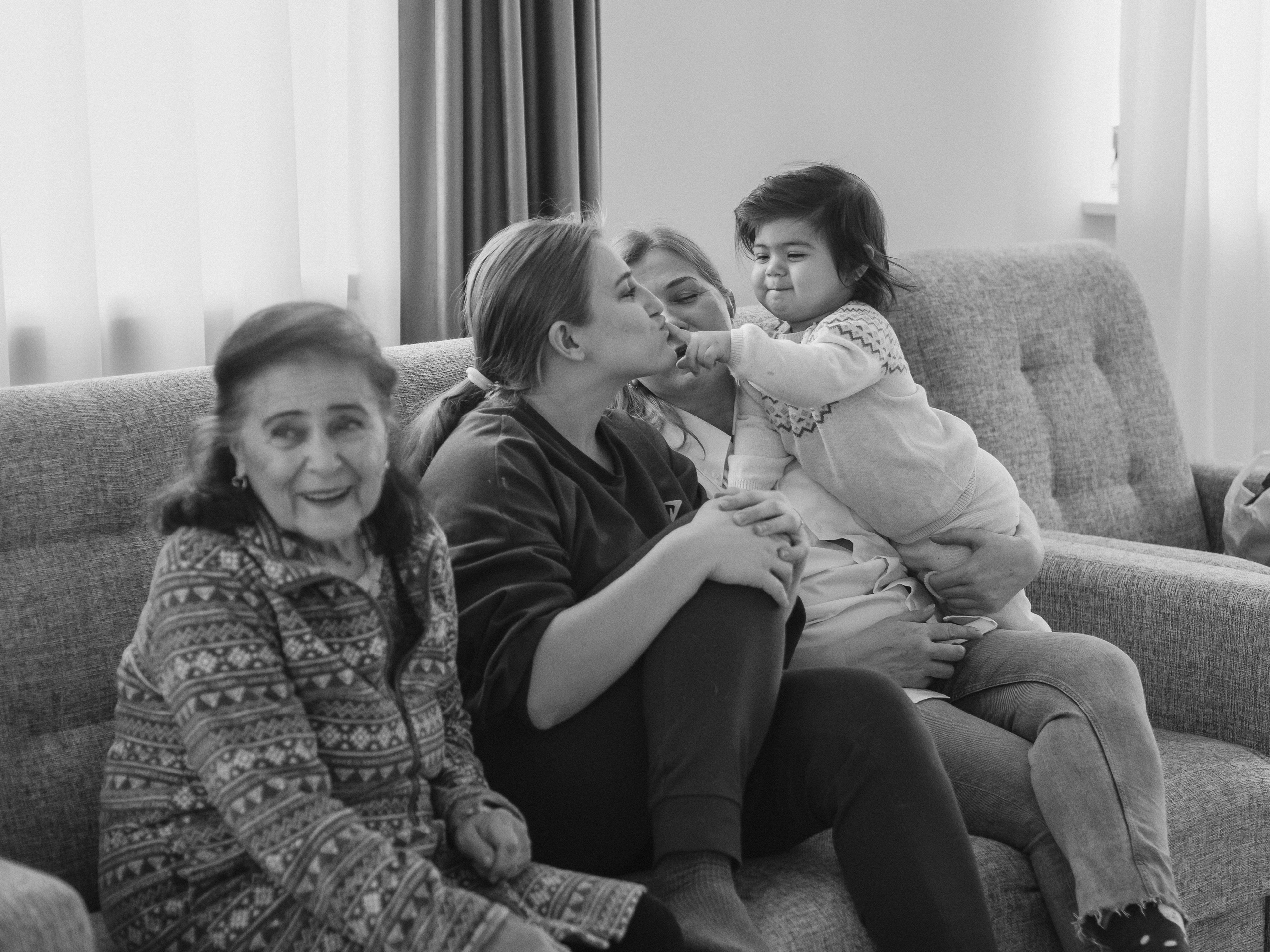 Lida & her family. Photographer in Los Angeles. Julia Ishmuratova