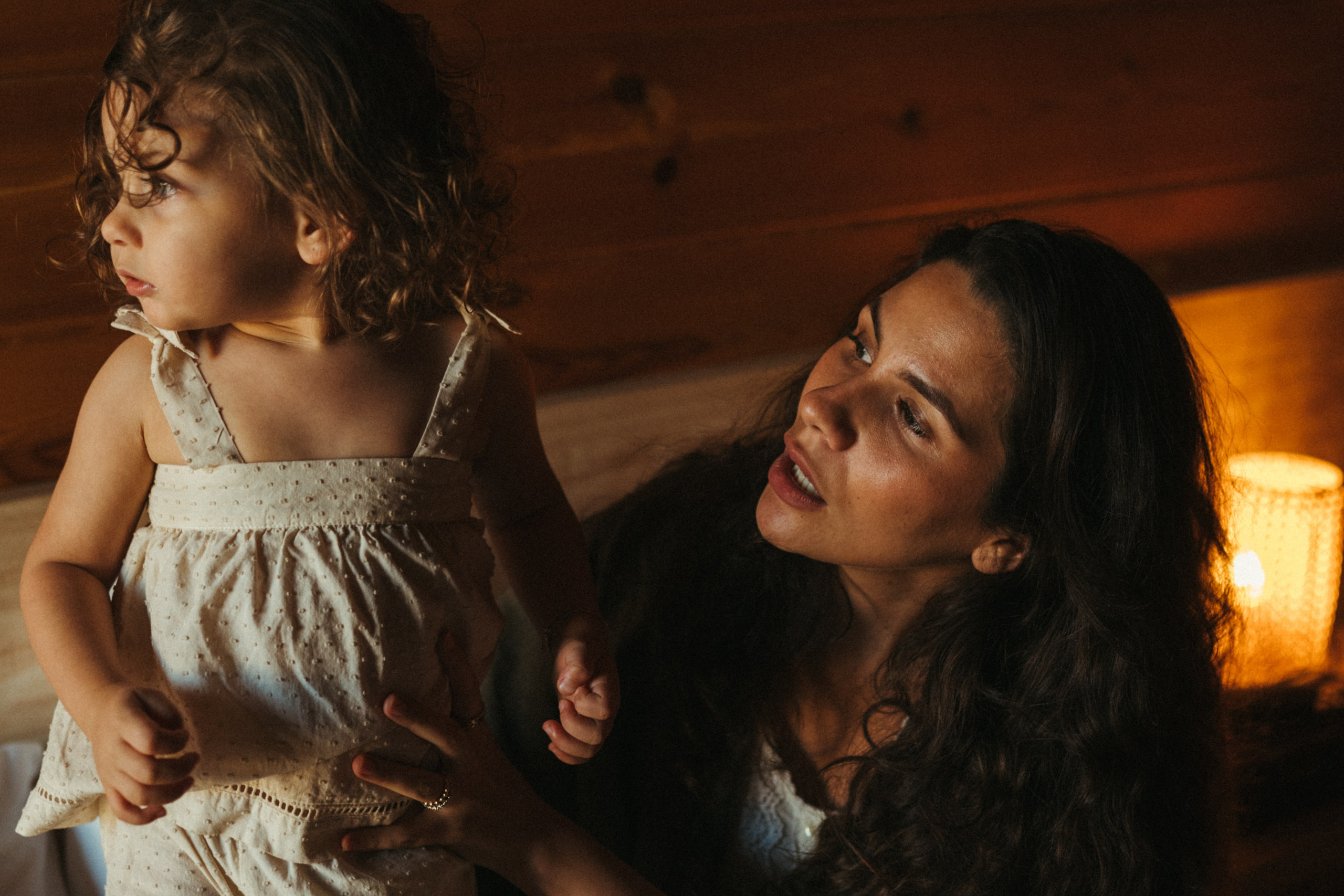 Amnah with daughters. Family photographer in Saudi Arabia
