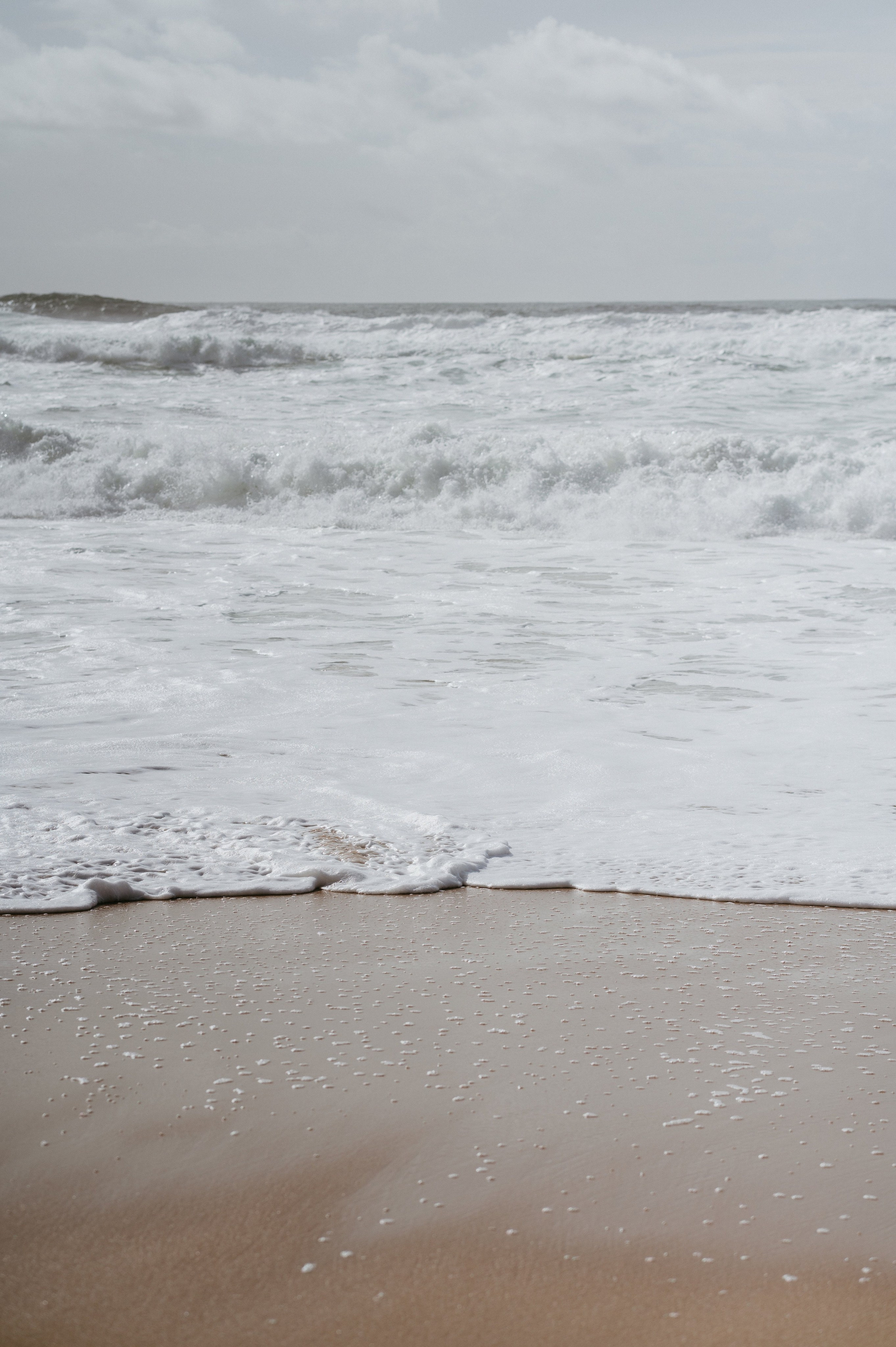 Ședință foto de nuntă pe plaja Adraga – emoție la malul oceanului Atlantic. Valentin Melen - fotograf de nunta 🤍