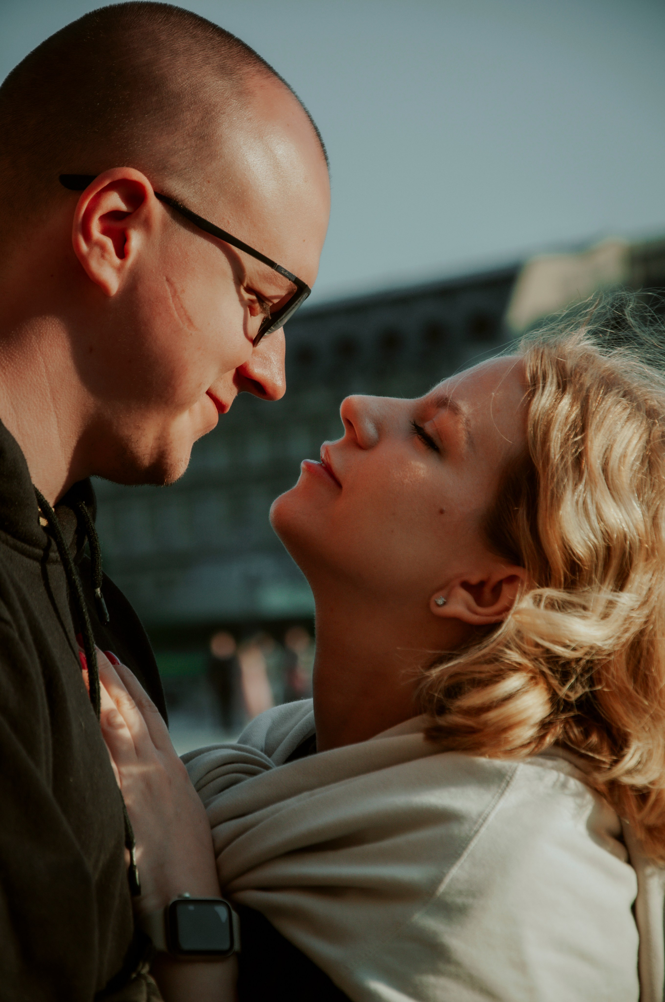 Couple photoshoot near the Louvre. Paris photographer — Polina Osipova