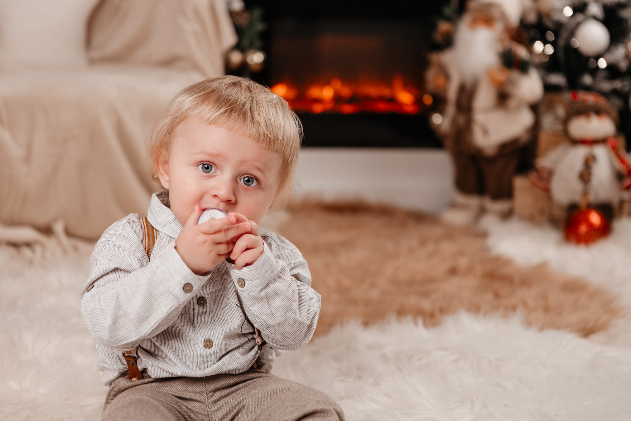 In red. FotoACTIV.ro-Your Image matters