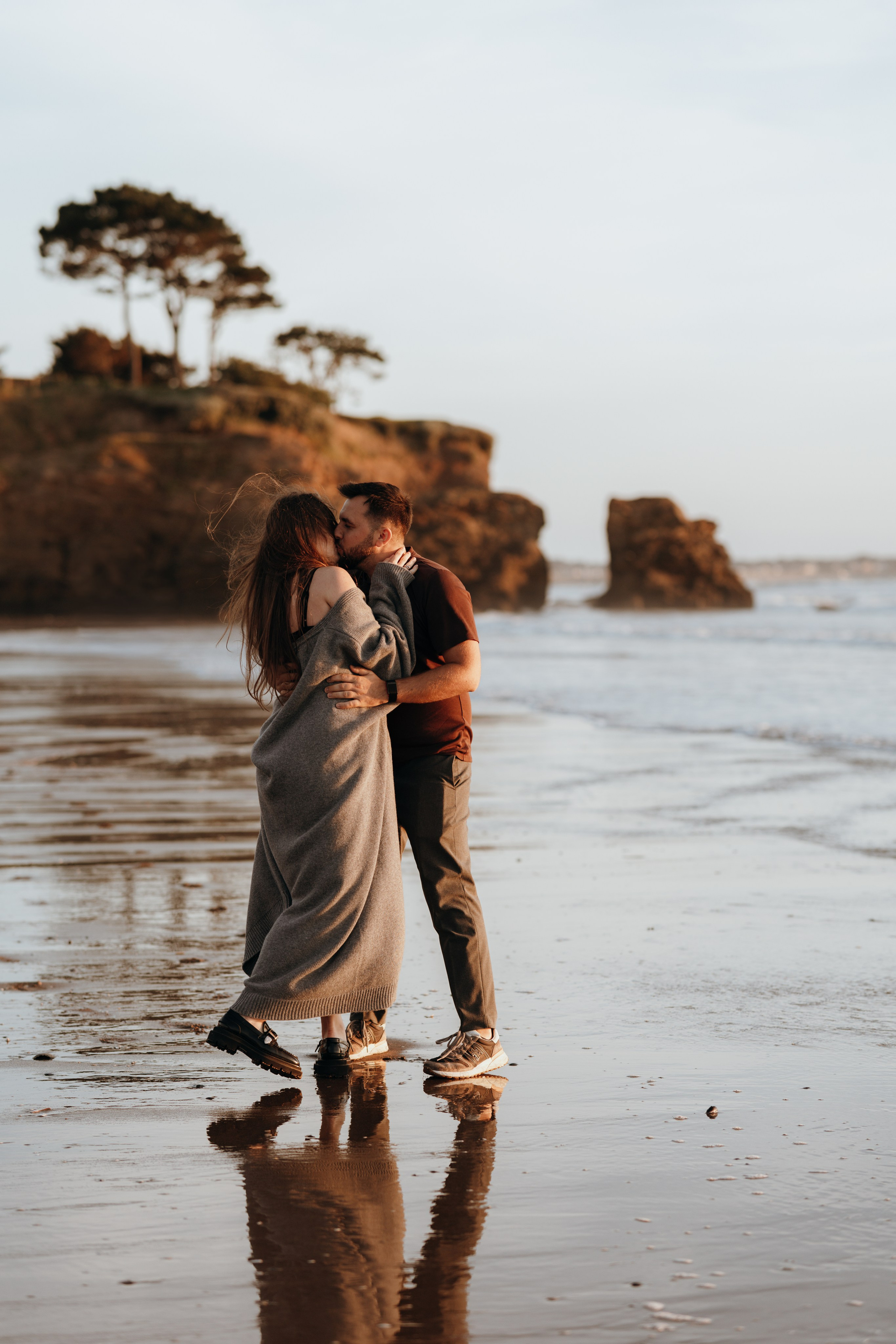Sunset maternity photoshoot. Annah Louwagie — Lifestyle photographer for couples, families & brands | France & worldwide