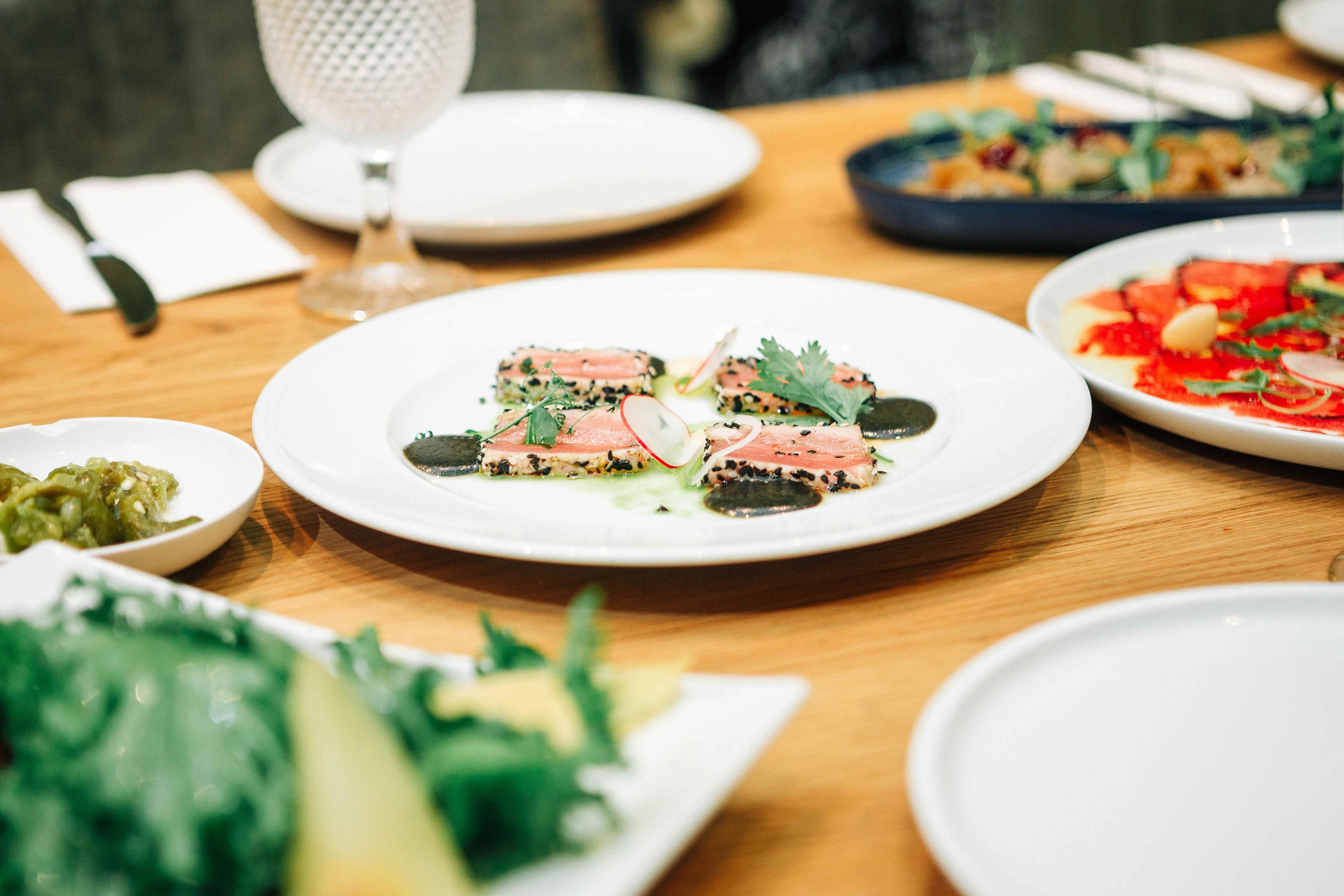 PARTY IN A RESTAURANT WITH THE WHOLE FAMILY. Https://shi-photo.com/