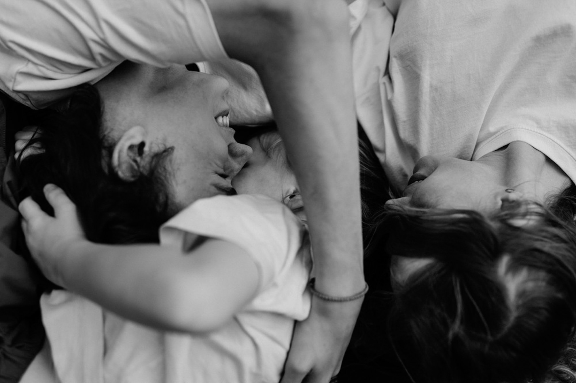 Сімейна фотосесія на вулиці літом. Photokostin.com