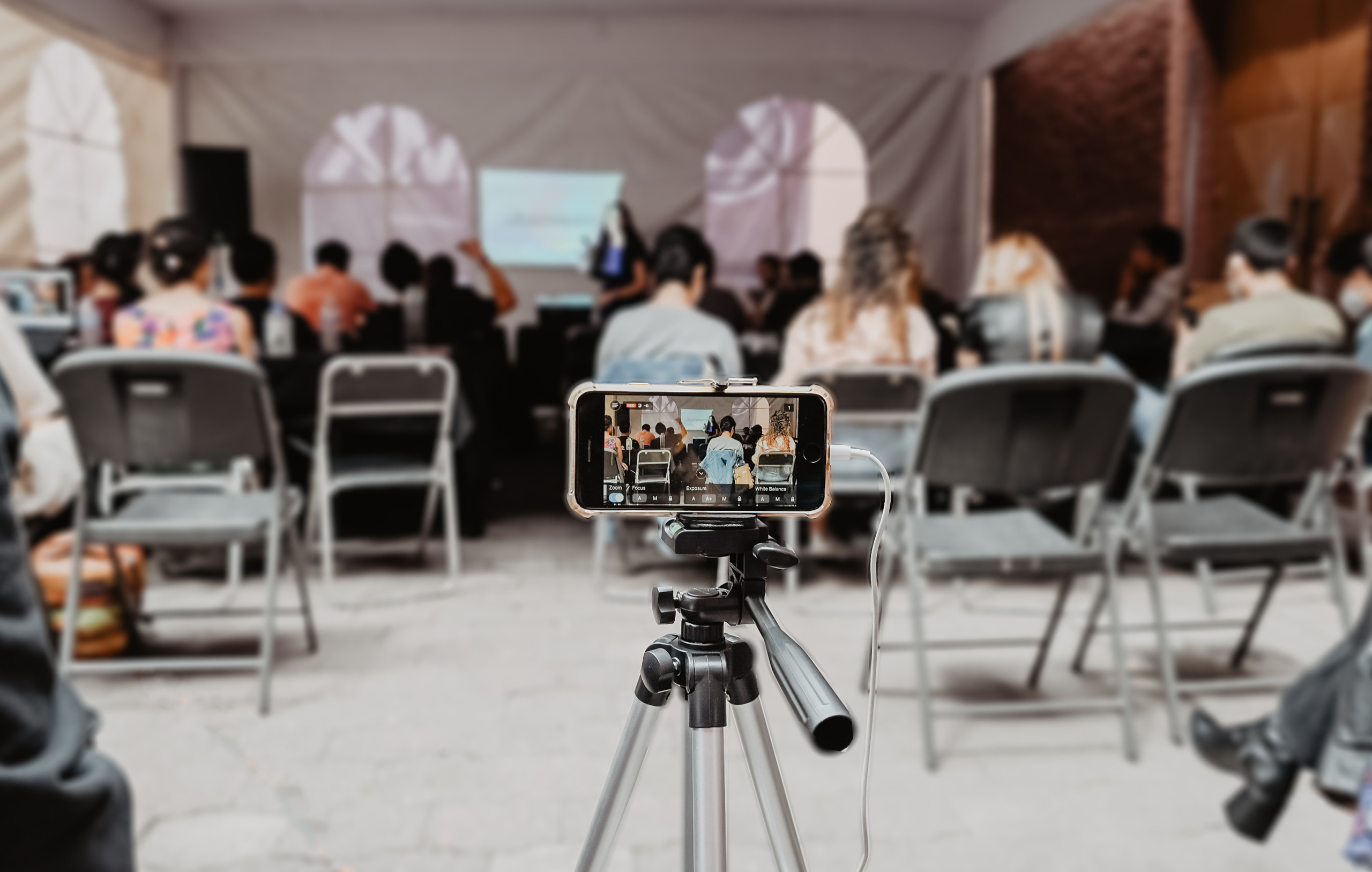 Discusión en mesa redonda en evento de negocios en Ciudad de México