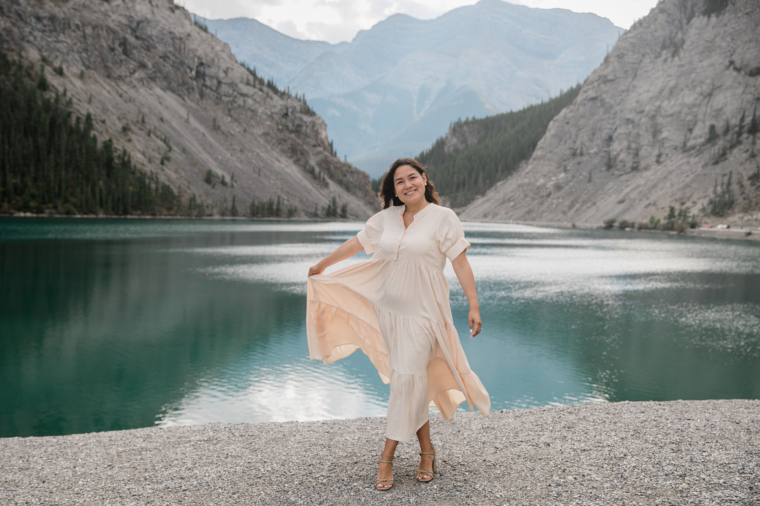 Pierina & Thomas — Canmore Engagement. Fotografía accesible en Calgary