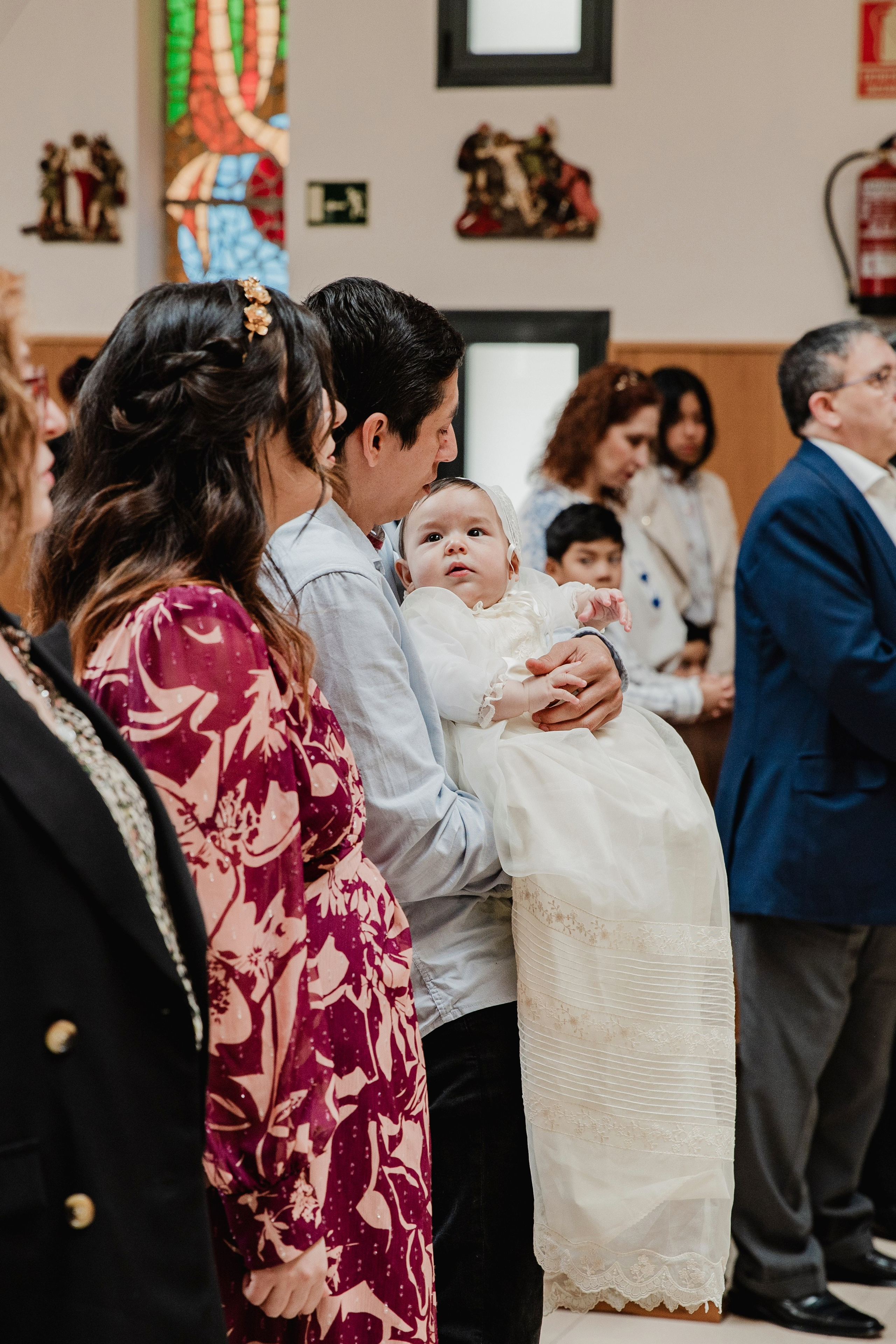 Retrato de bebé con traje de bautizo en estudio fotográfico Rainbox, Torrejón de Ardoz