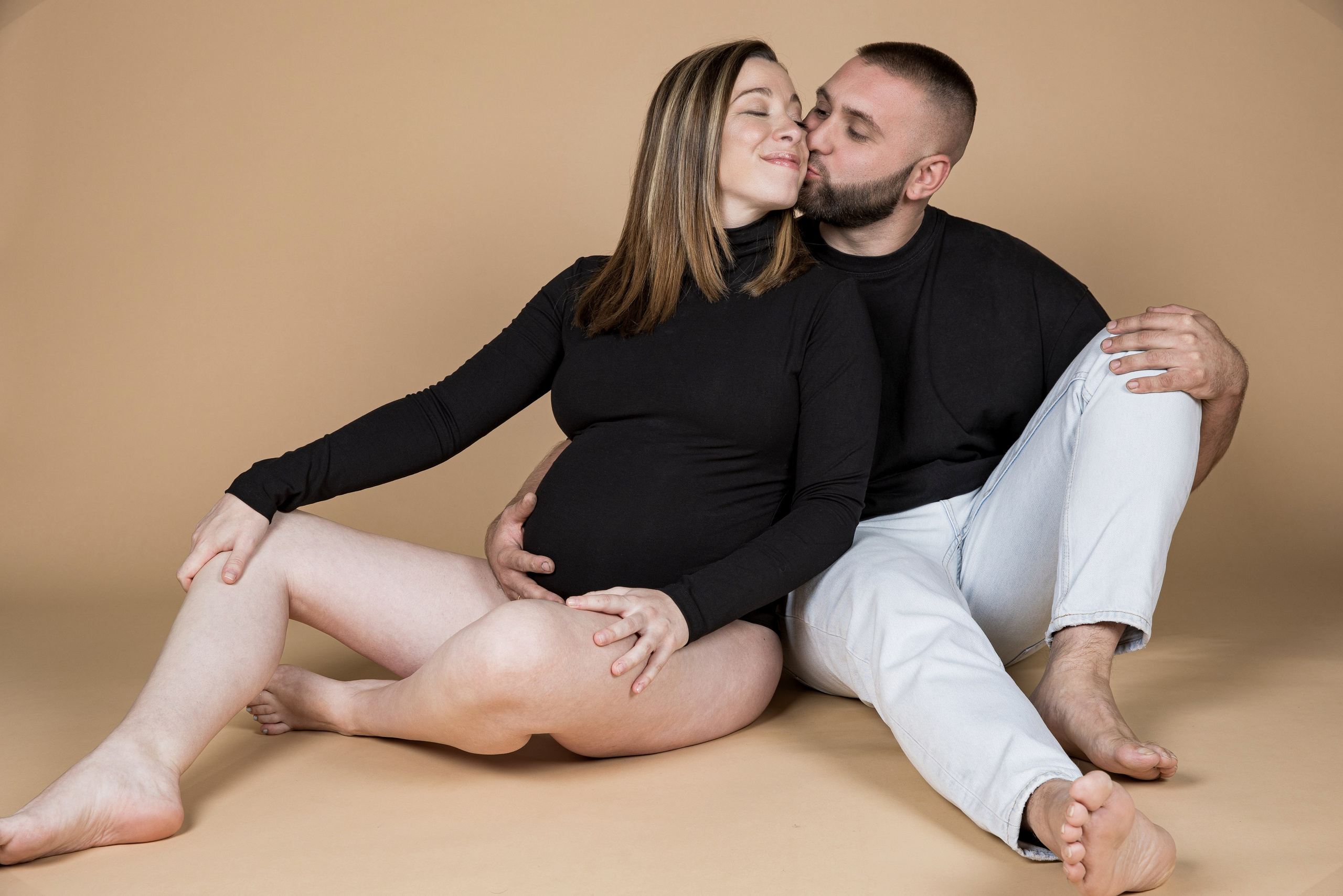 Sesión de embarazo en estudio con poses elegantes – Rainbox, Torrejón de Ardoz