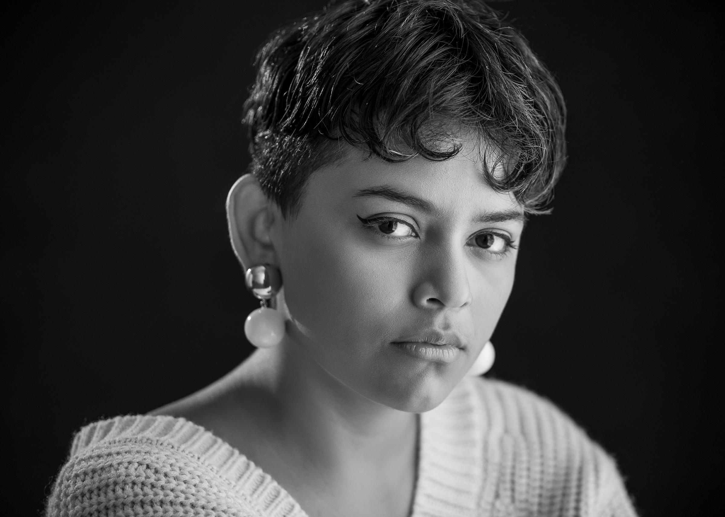 Retratos individuales en estudio con estilo blanco y negro en Chiriqui David