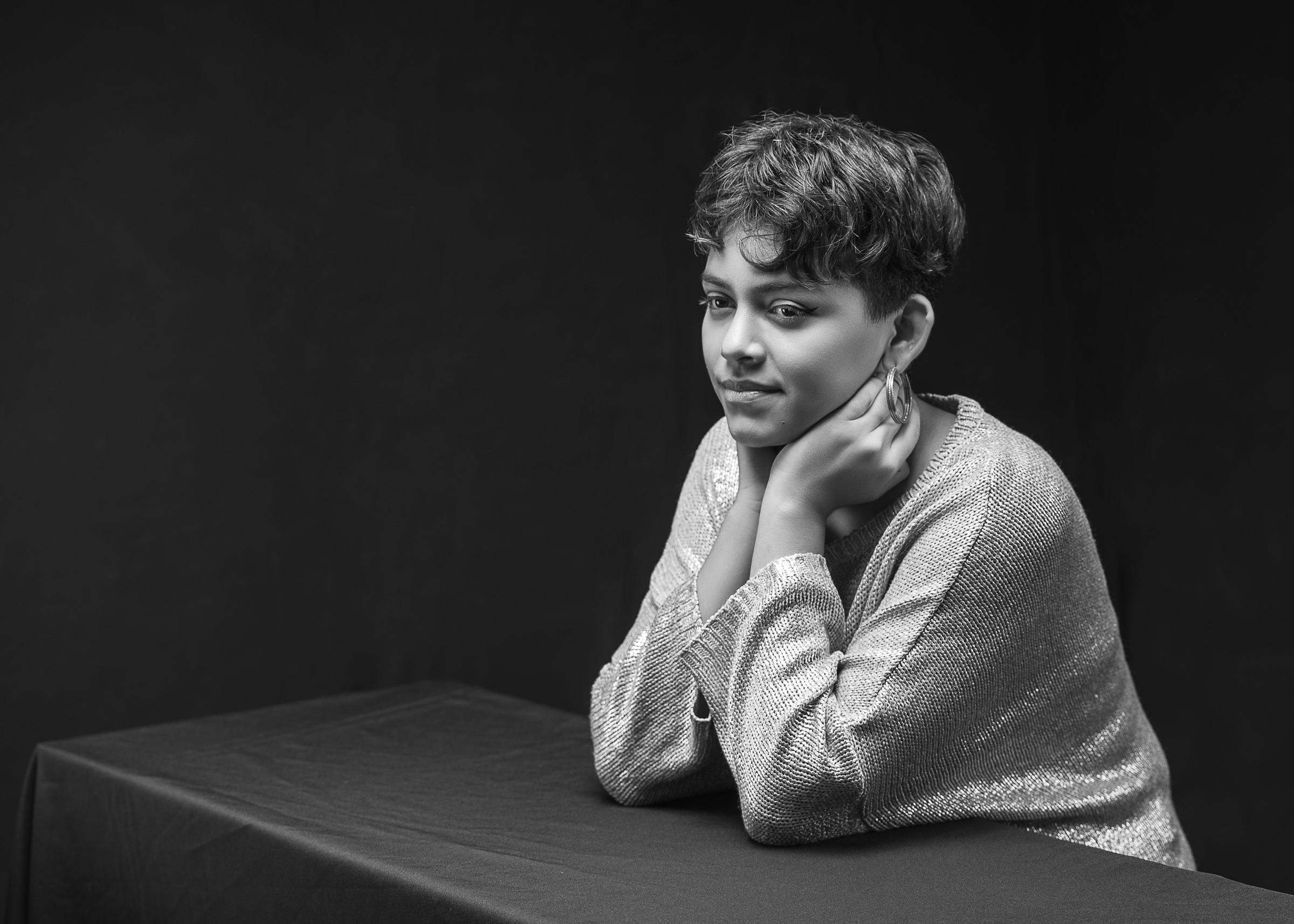 Retratos individuales en estudio con estilo blanco y negro en Chiriqui David