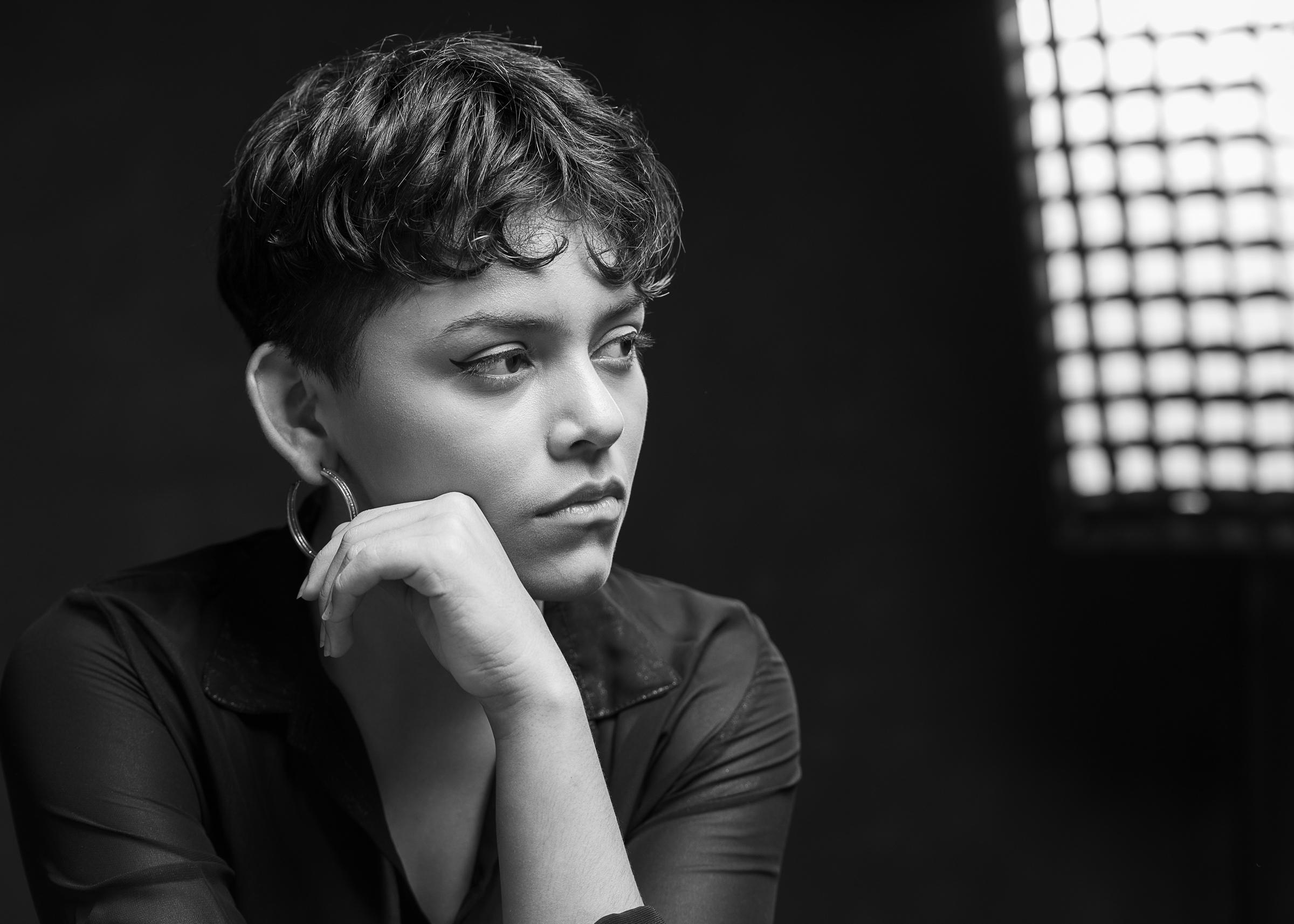 Retratos individuales en estudio con estilo blanco y negro en Chiriqui David