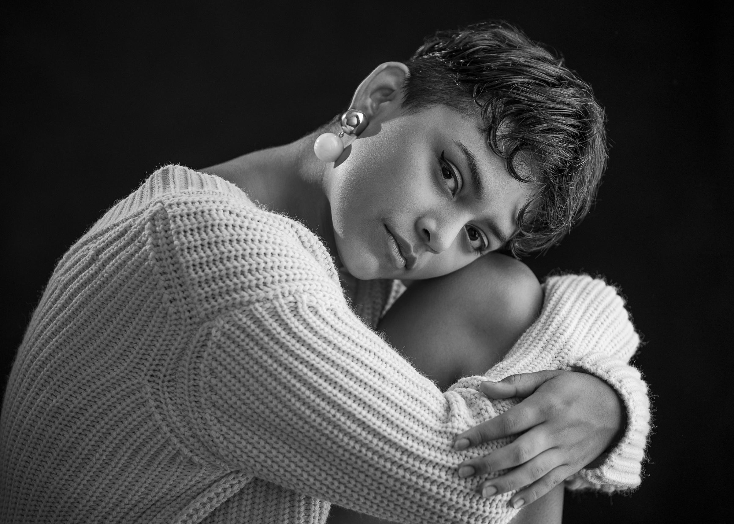 Retratos individuales en estudio con estilo blanco y negro en Chiriqui David